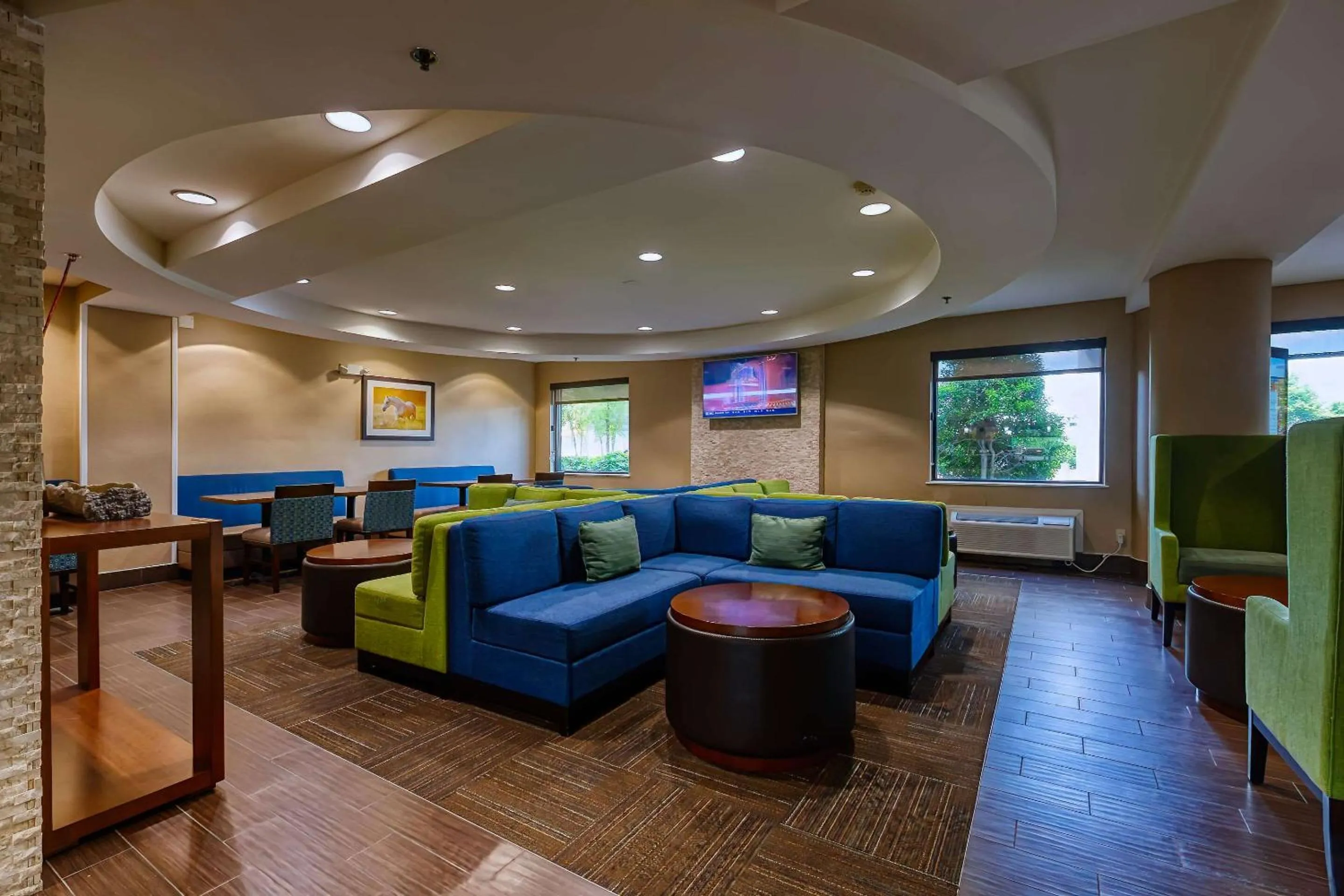 Communal lounge/ TV room in Comfort Inn & Suites Shepherdsville - Louisville South