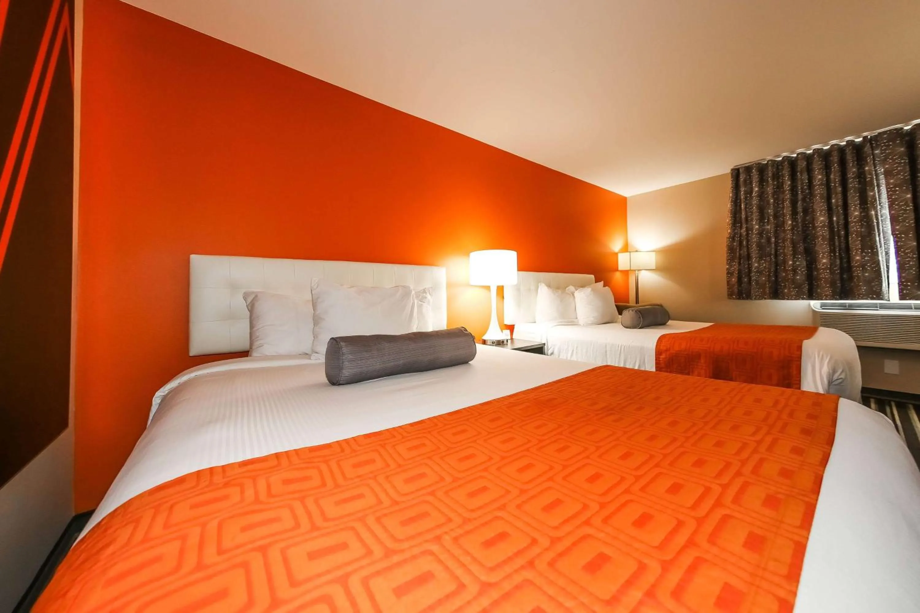 Photo of the whole room, Bed in Howard Johnson by Wyndham Winnipeg West