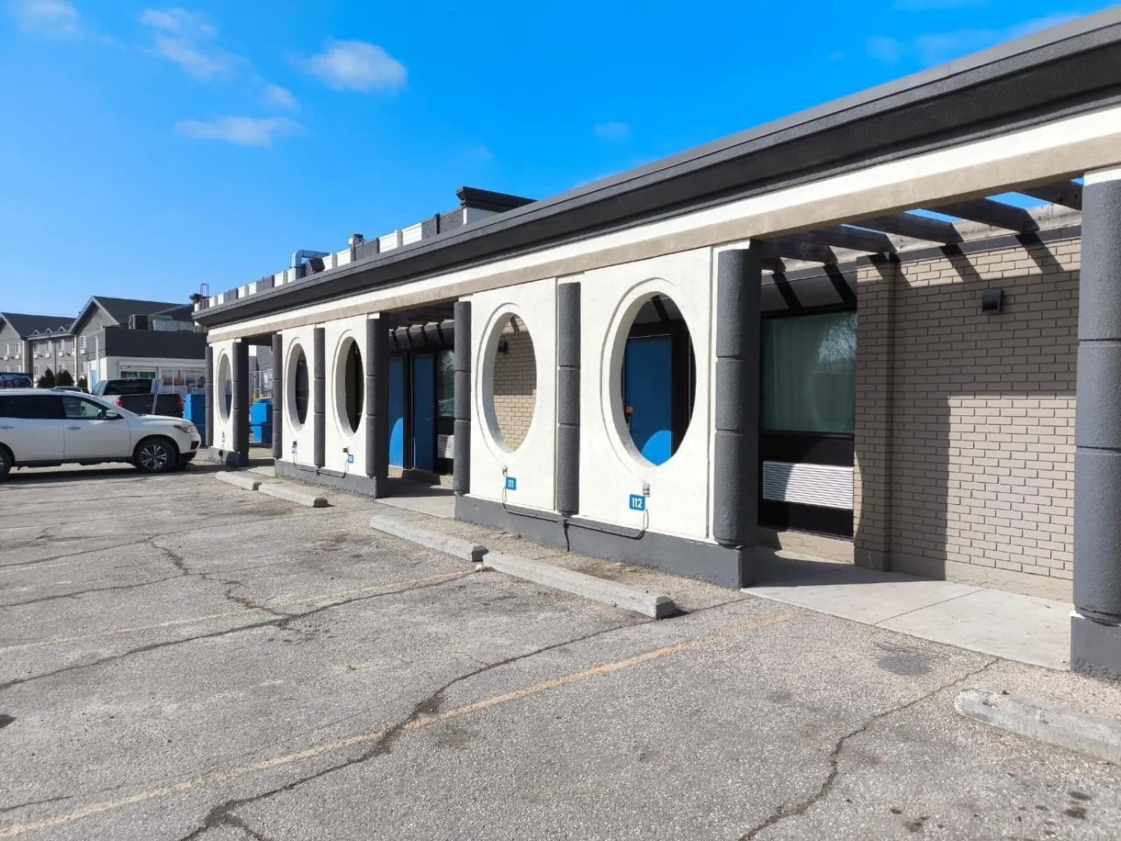 Street view in Howard Johnson by Wyndham Winnipeg West