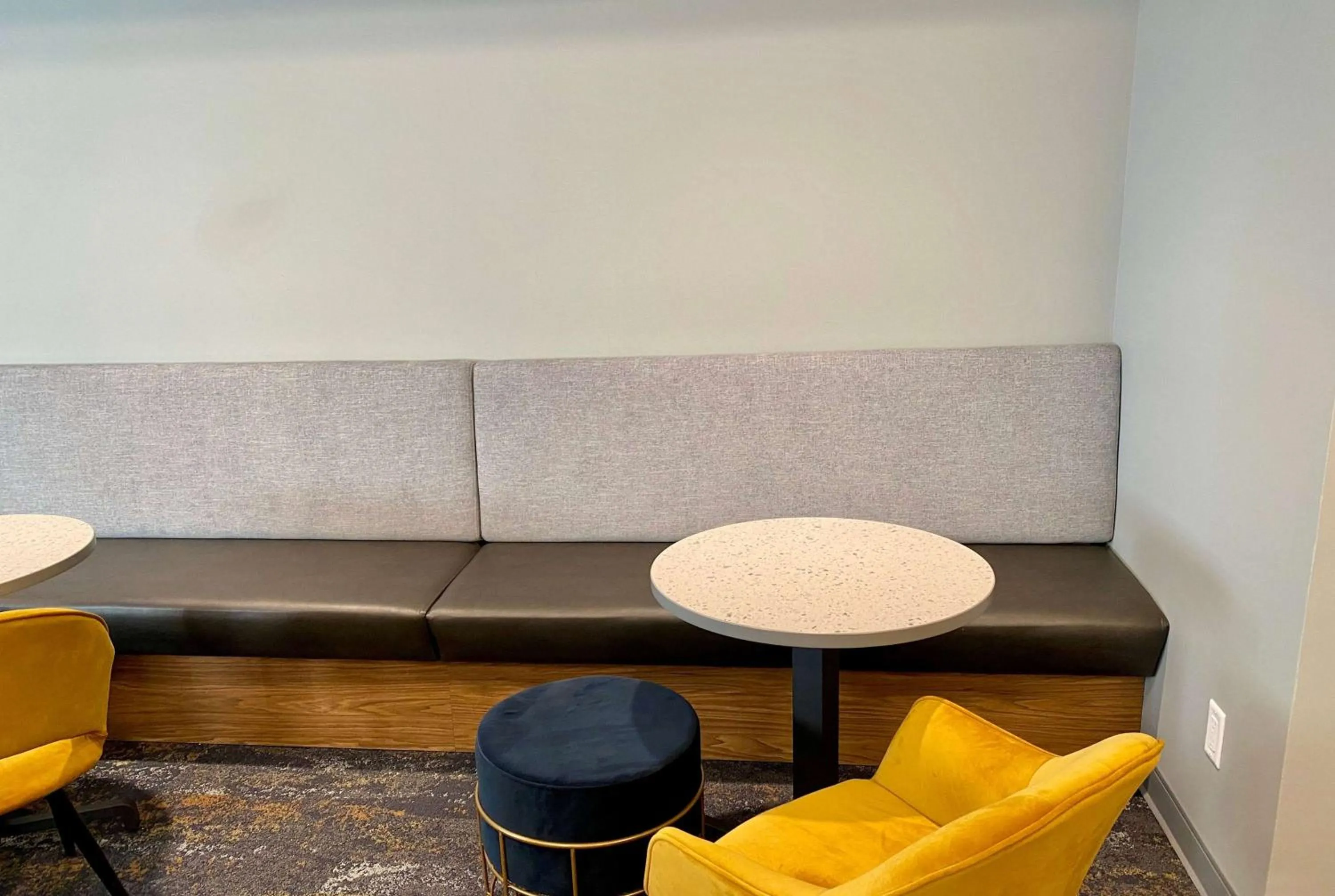 Lobby or reception in Howard Johnson by Wyndham Winnipeg West