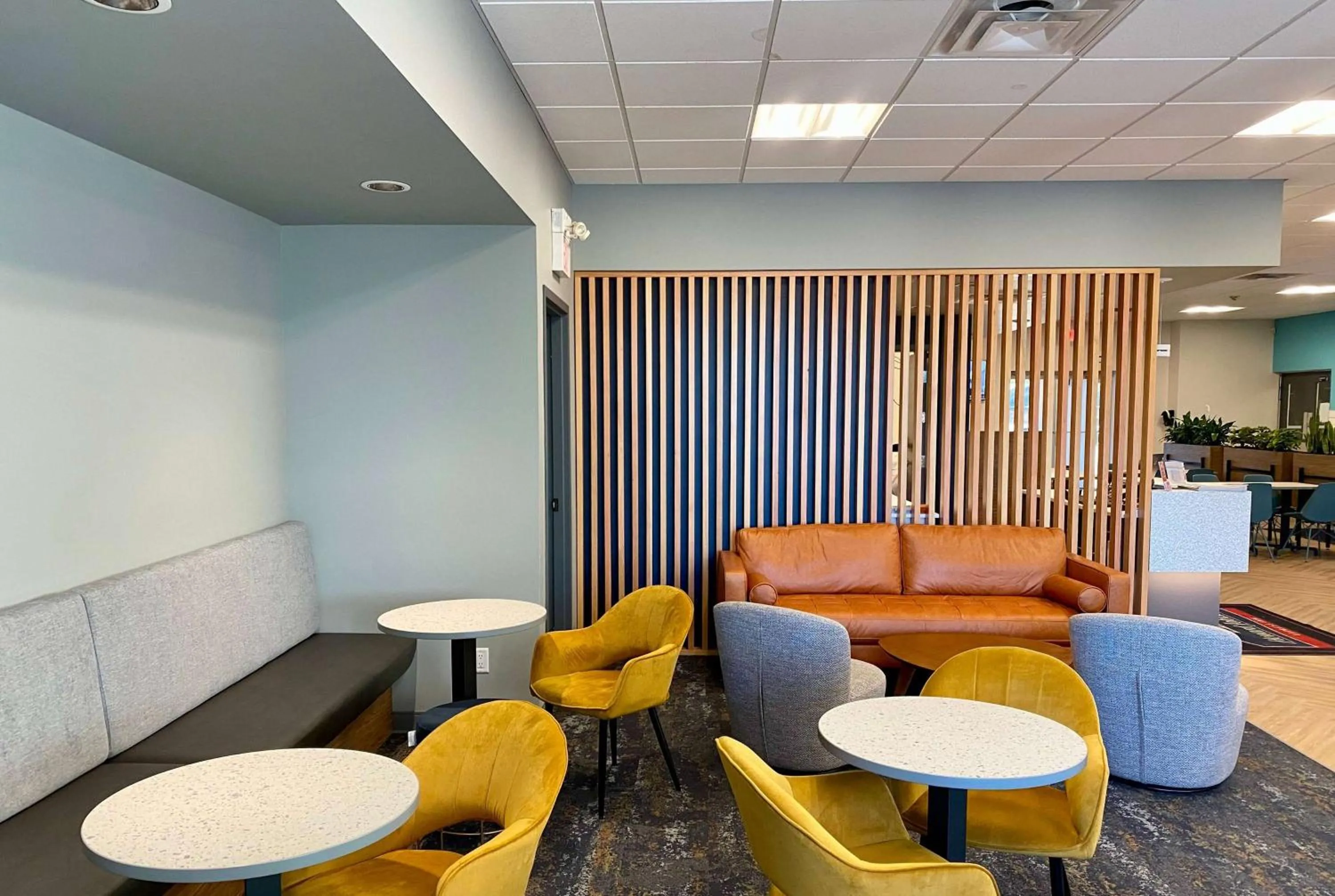 Lobby or reception in Howard Johnson by Wyndham Winnipeg West
