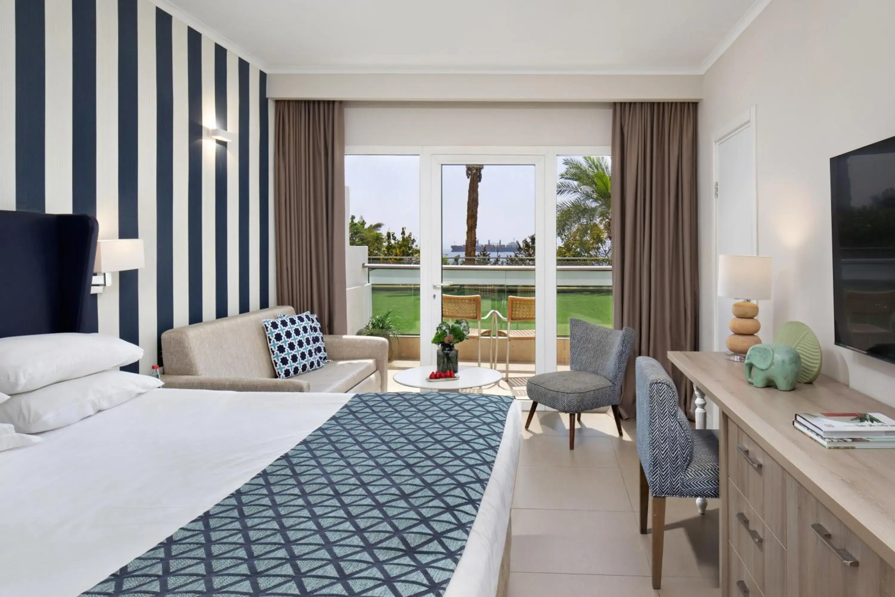 Quadro Superior Room (2 Adults + 2 Children) in Neptune Eilat By Dan Hotels Quadro Superior Room (2 Adults + 2 Children) in Neptune Eilat By Dan Hotels
