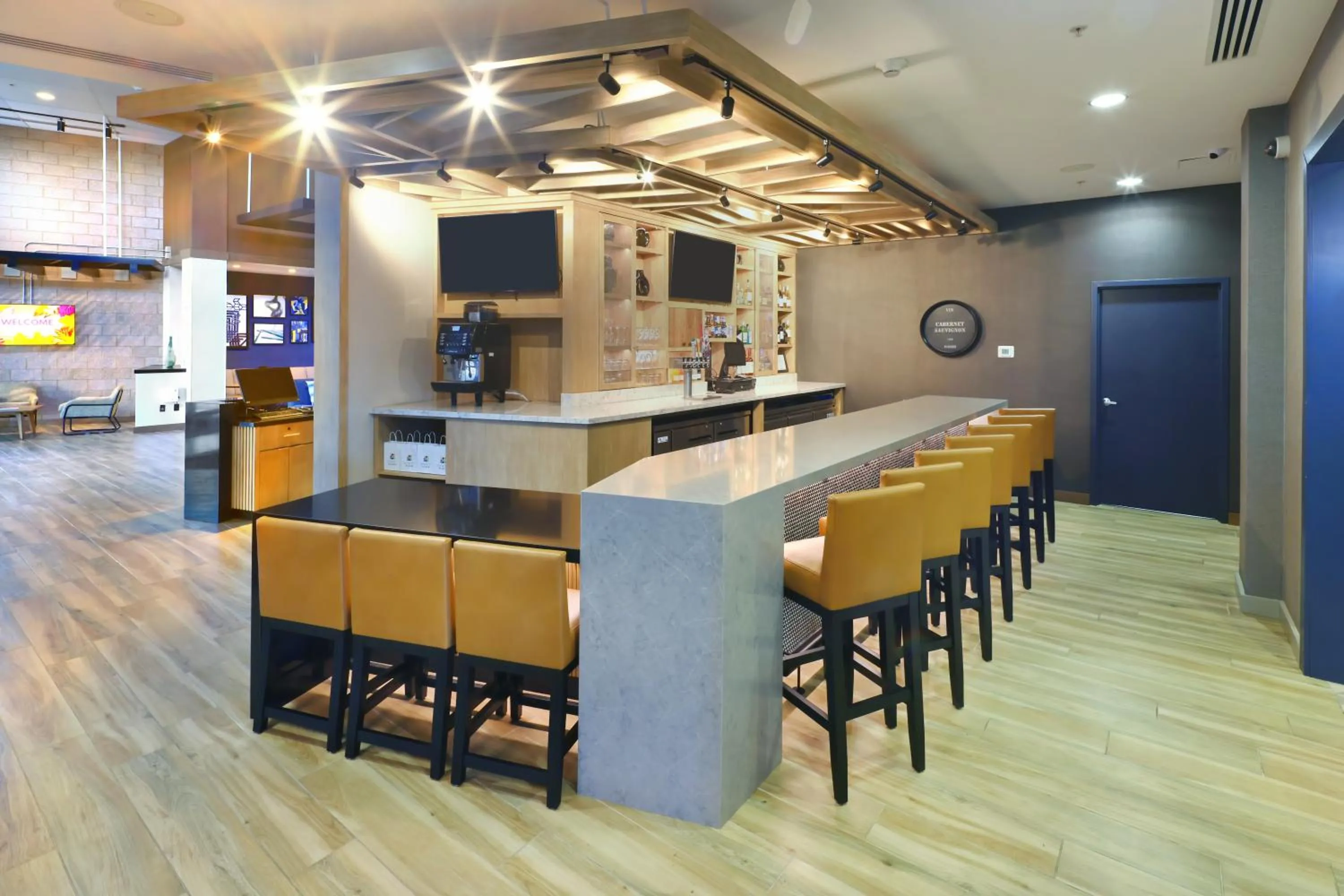Lounge or bar in Hyatt Place Phoenix Gilbert
