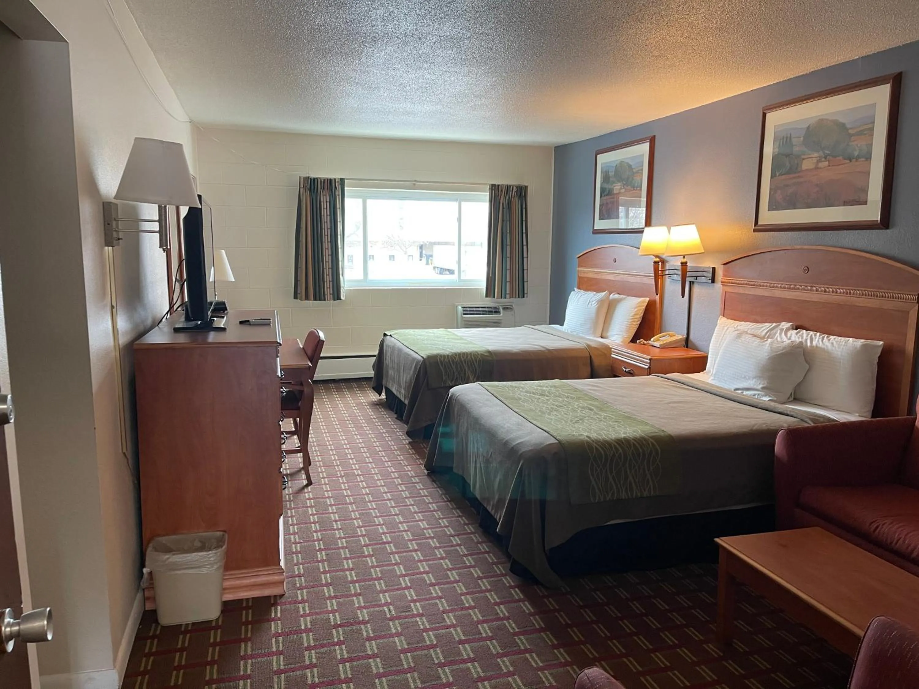 Bed in Village Inn Green Bay