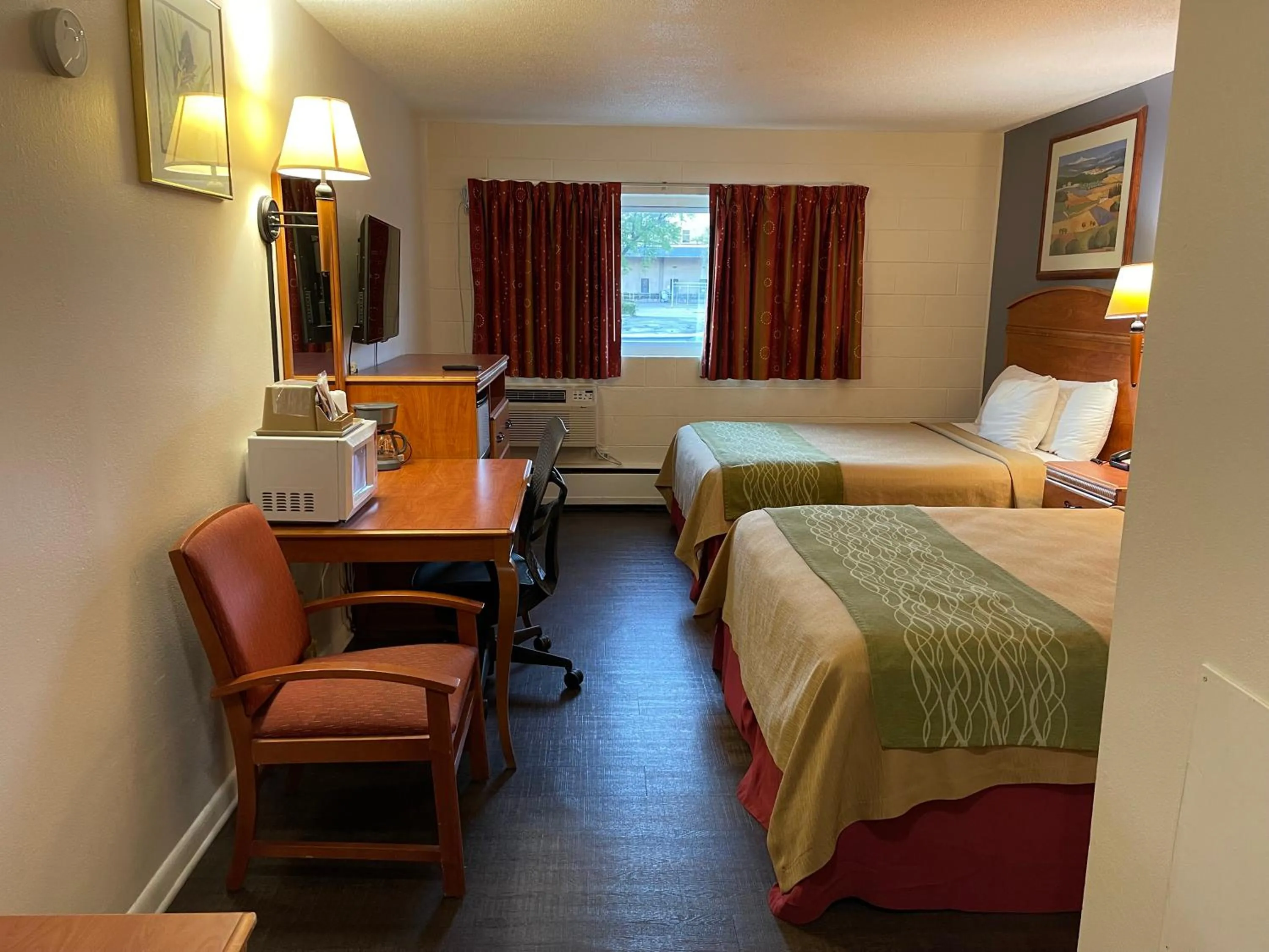 Bed in Village Inn Green Bay