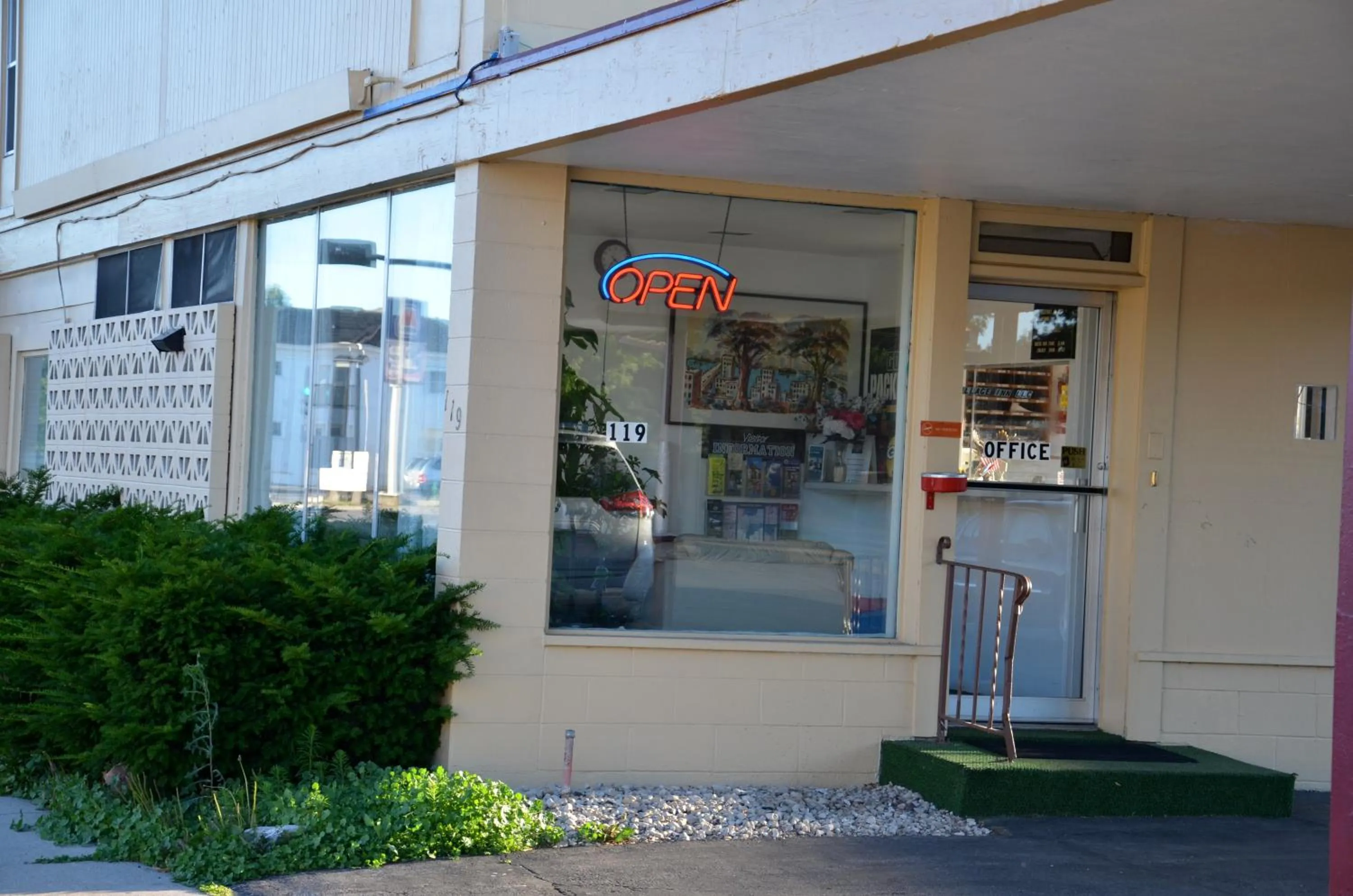 Facade/entrance in Village Inn Green Bay