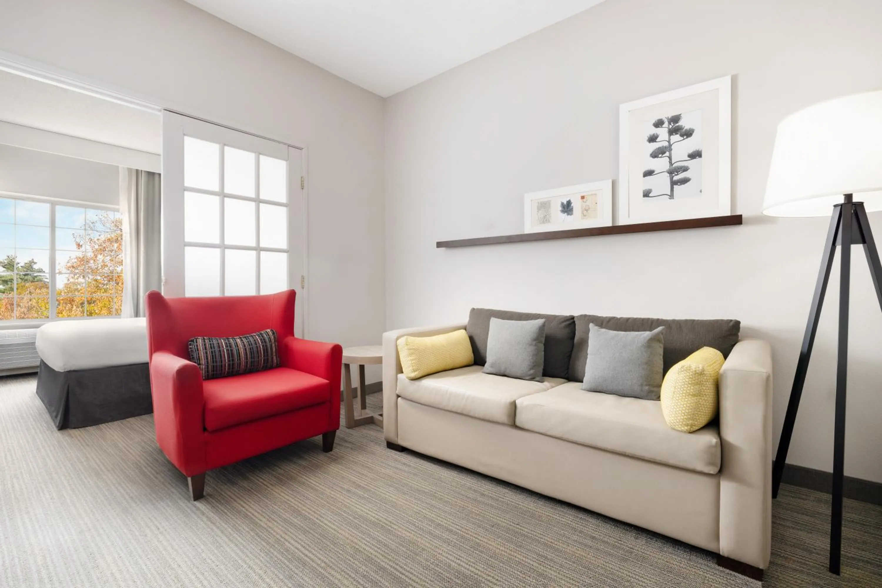 Living room in Country Inn & Suites by Radisson, Springfield, OH