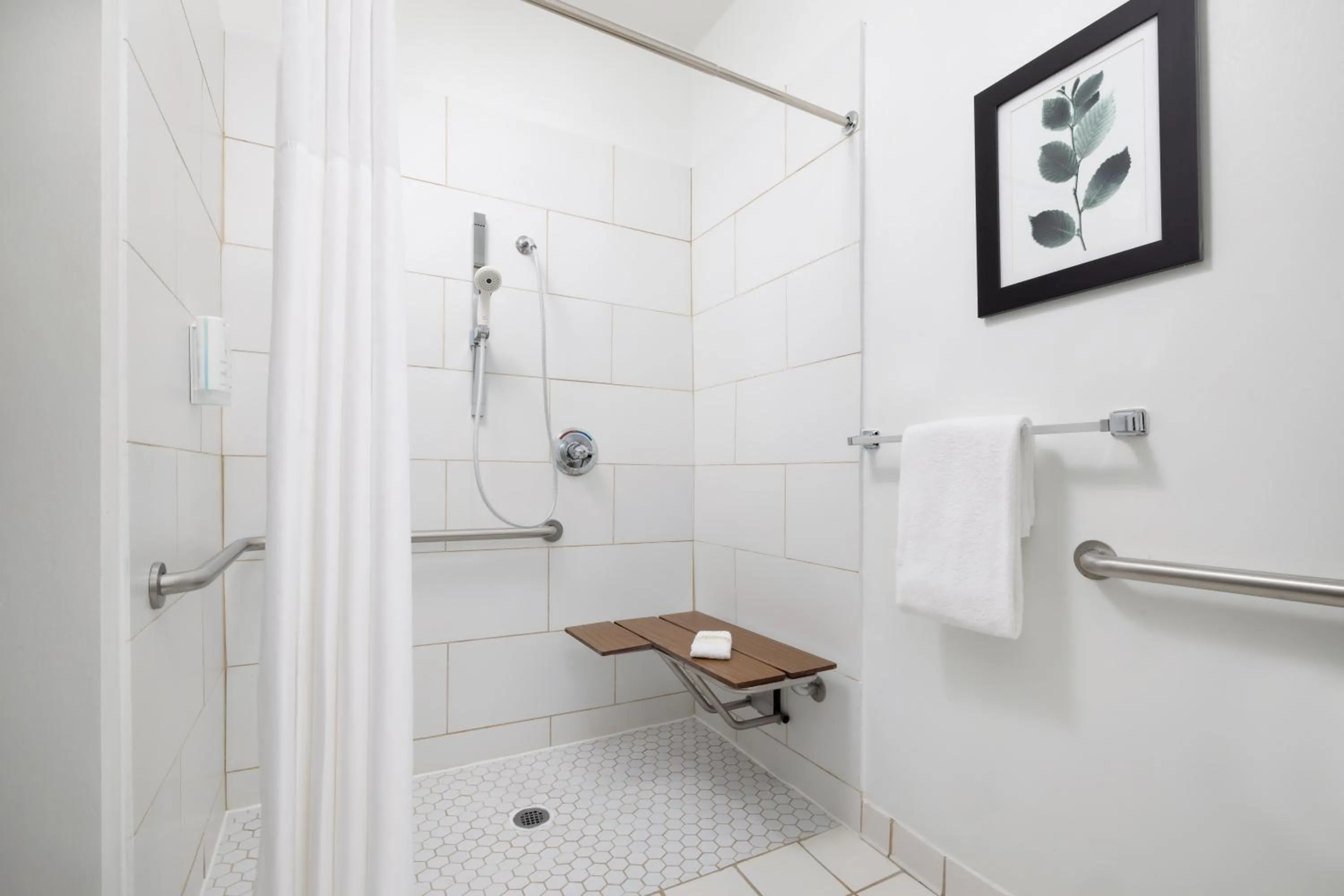 Shower in Country Inn & Suites by Radisson, Springfield, OH