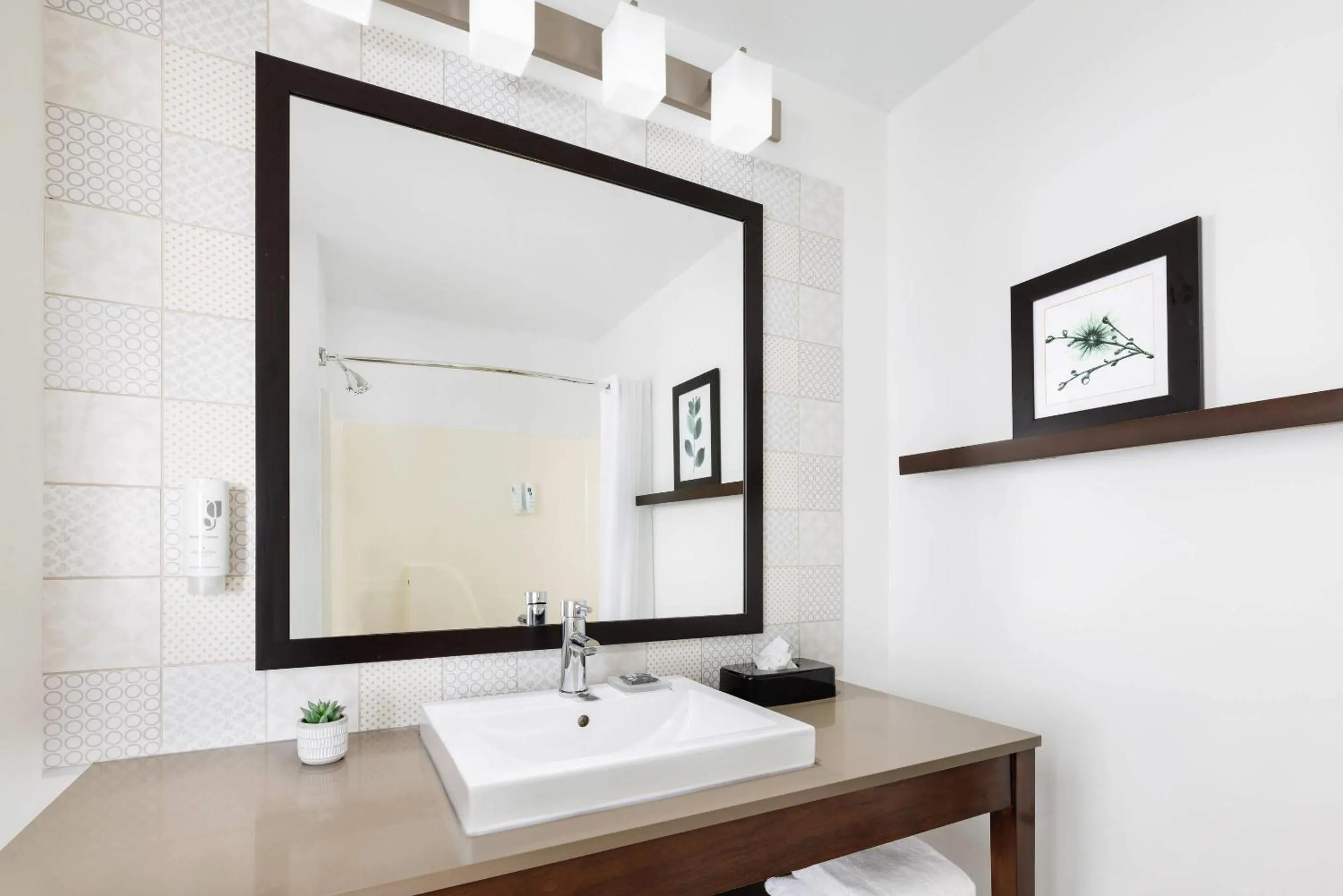 Bedroom in Country Inn & Suites by Radisson, Springfield, OH