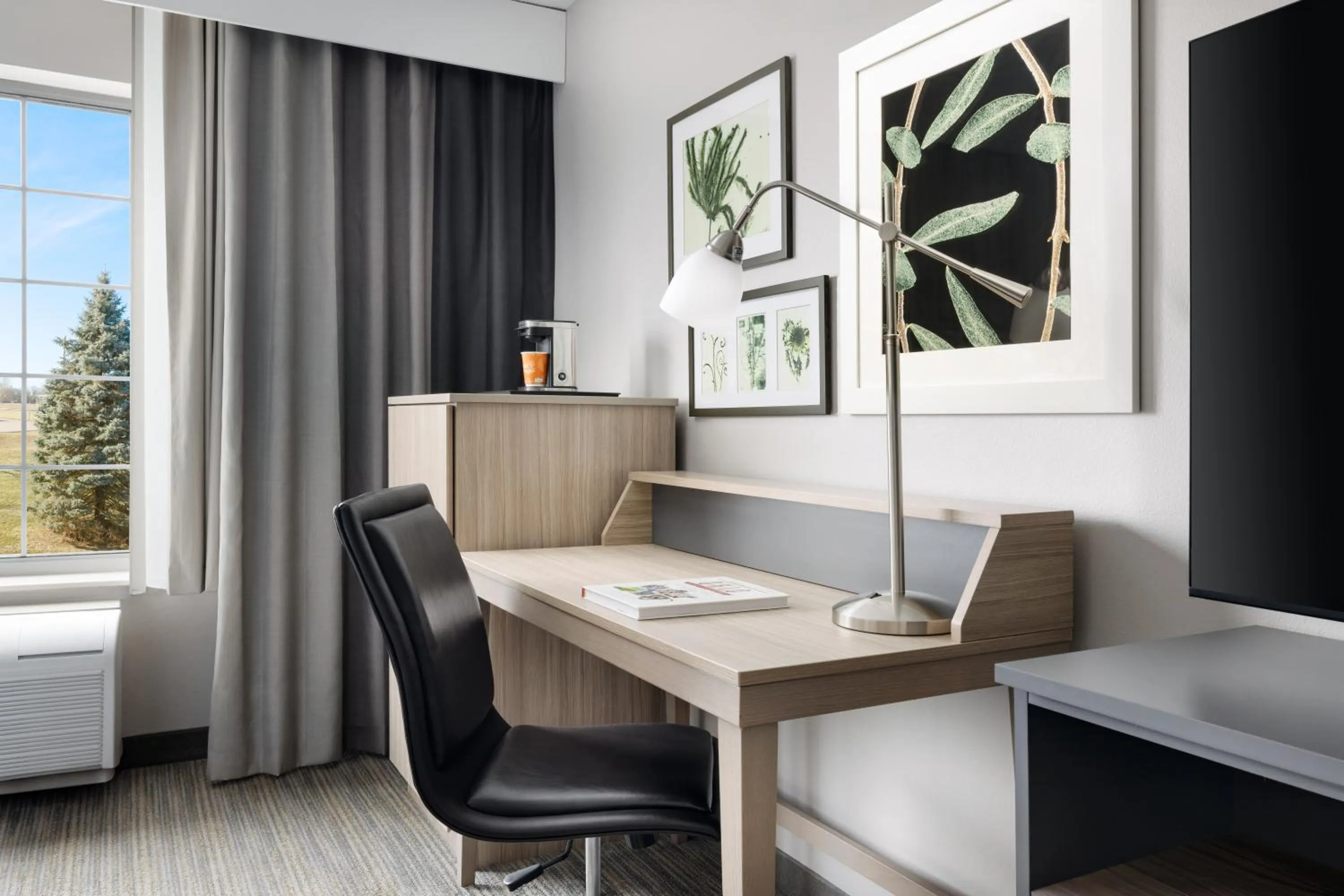 Living room in Country Inn & Suites by Radisson, Springfield, OH