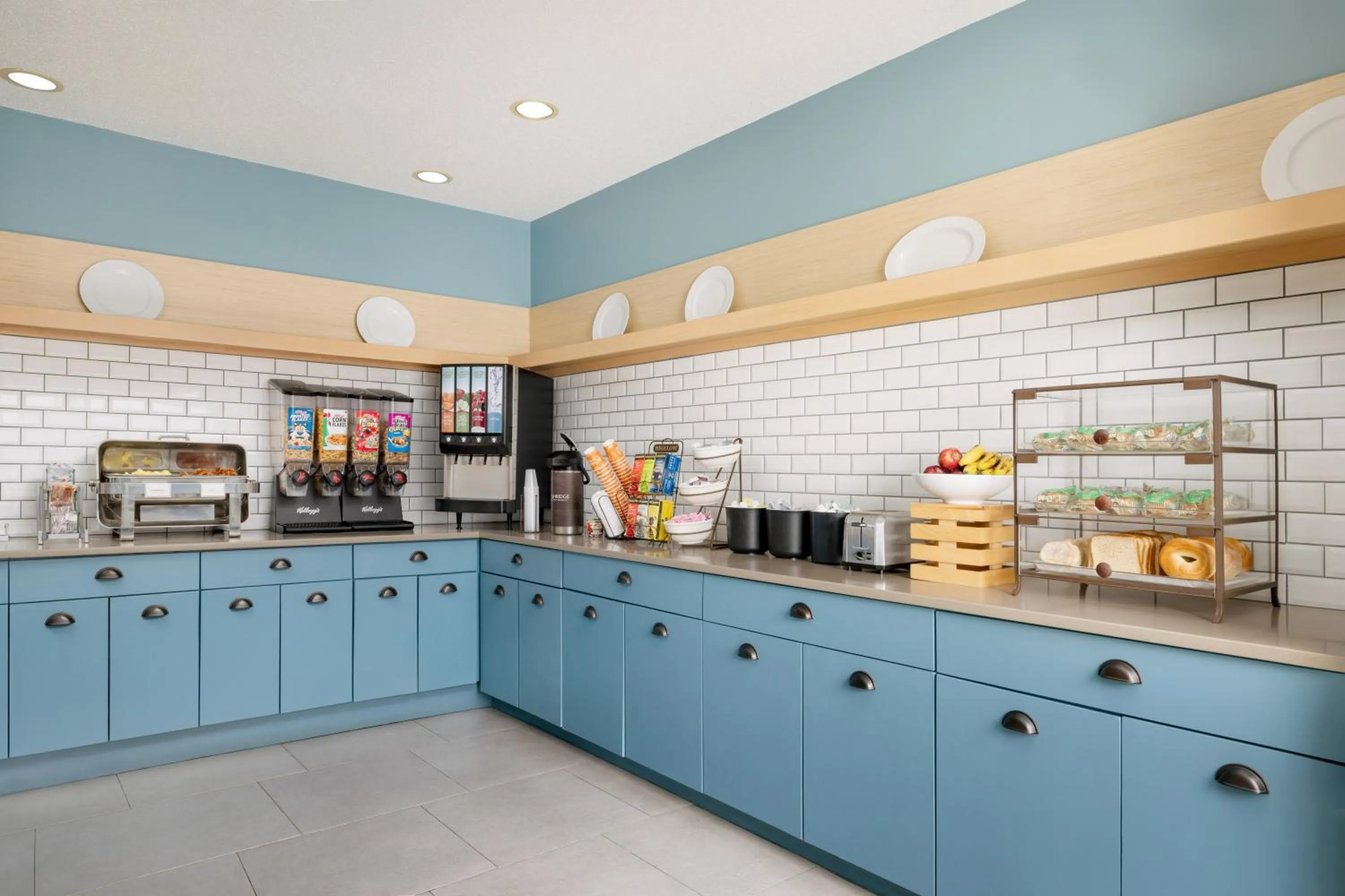 Continental breakfast in Country Inn & Suites by Radisson, Springfield, OH