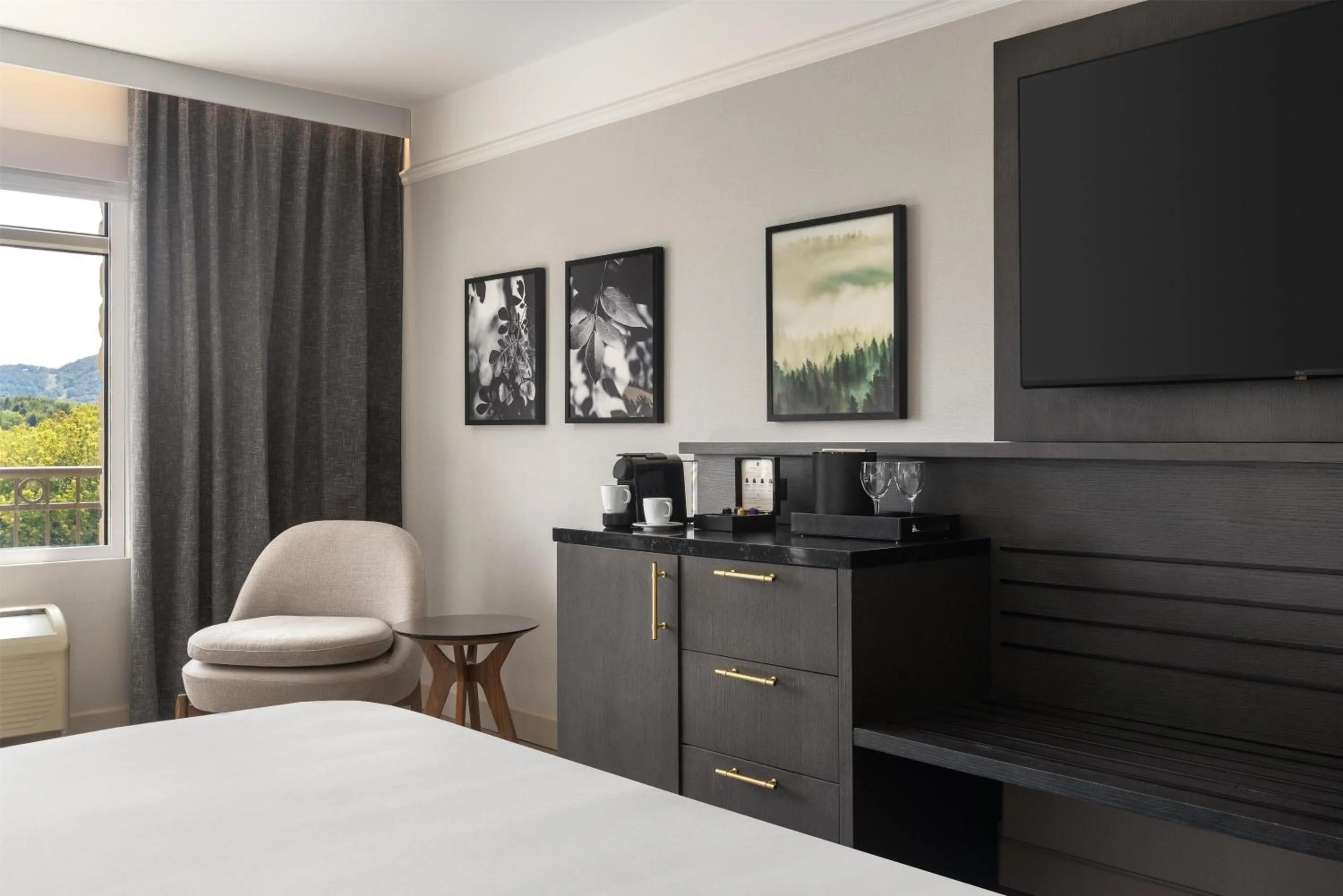 Bed in Hotel Vallea Bromont, Tapestry Collection by Hilton