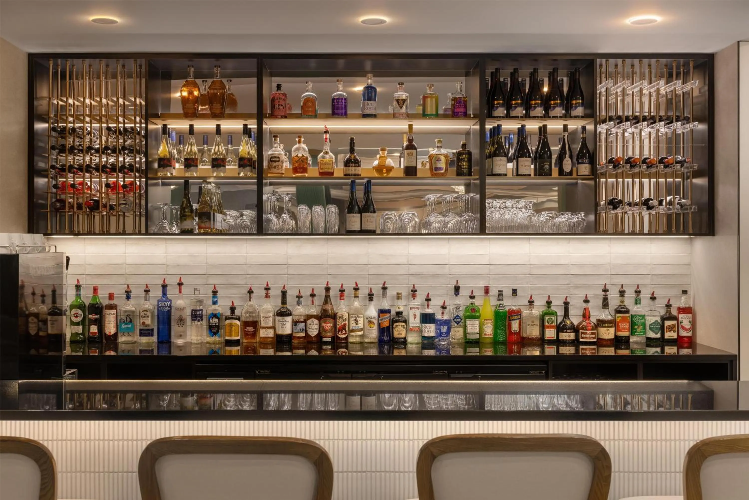 Lounge or bar in Hotel Vallea Bromont, Tapestry Collection by Hilton