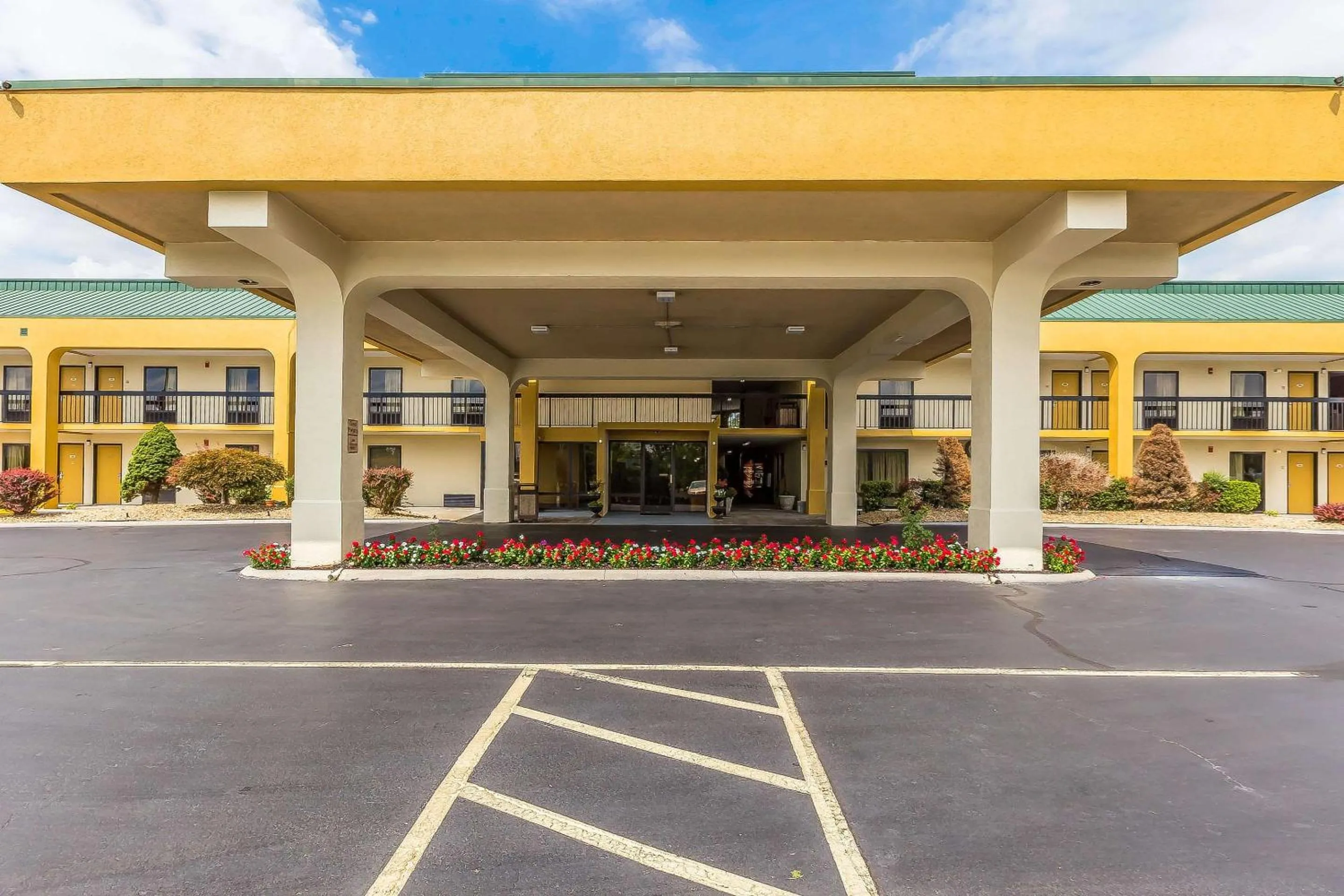 Property building in Rodeway Inn Knoxville East