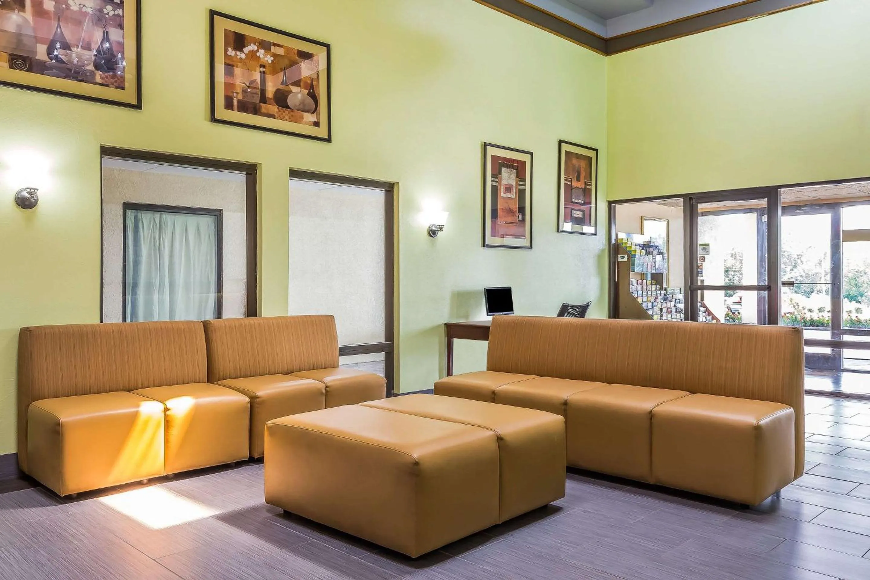 Lobby or reception in Rodeway Inn Knoxville East