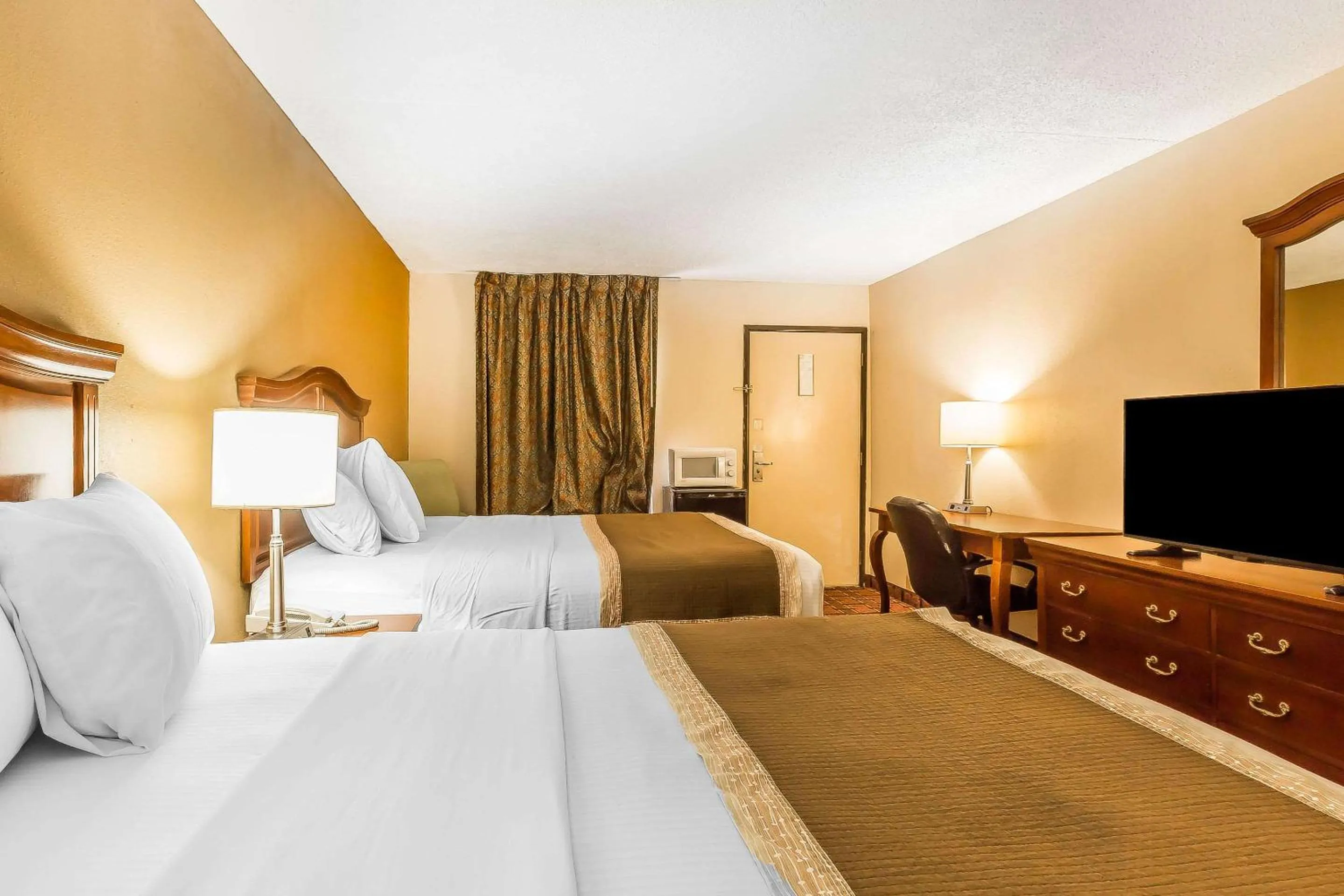 Photo of the whole room, Bed in Rodeway Inn Knoxville East