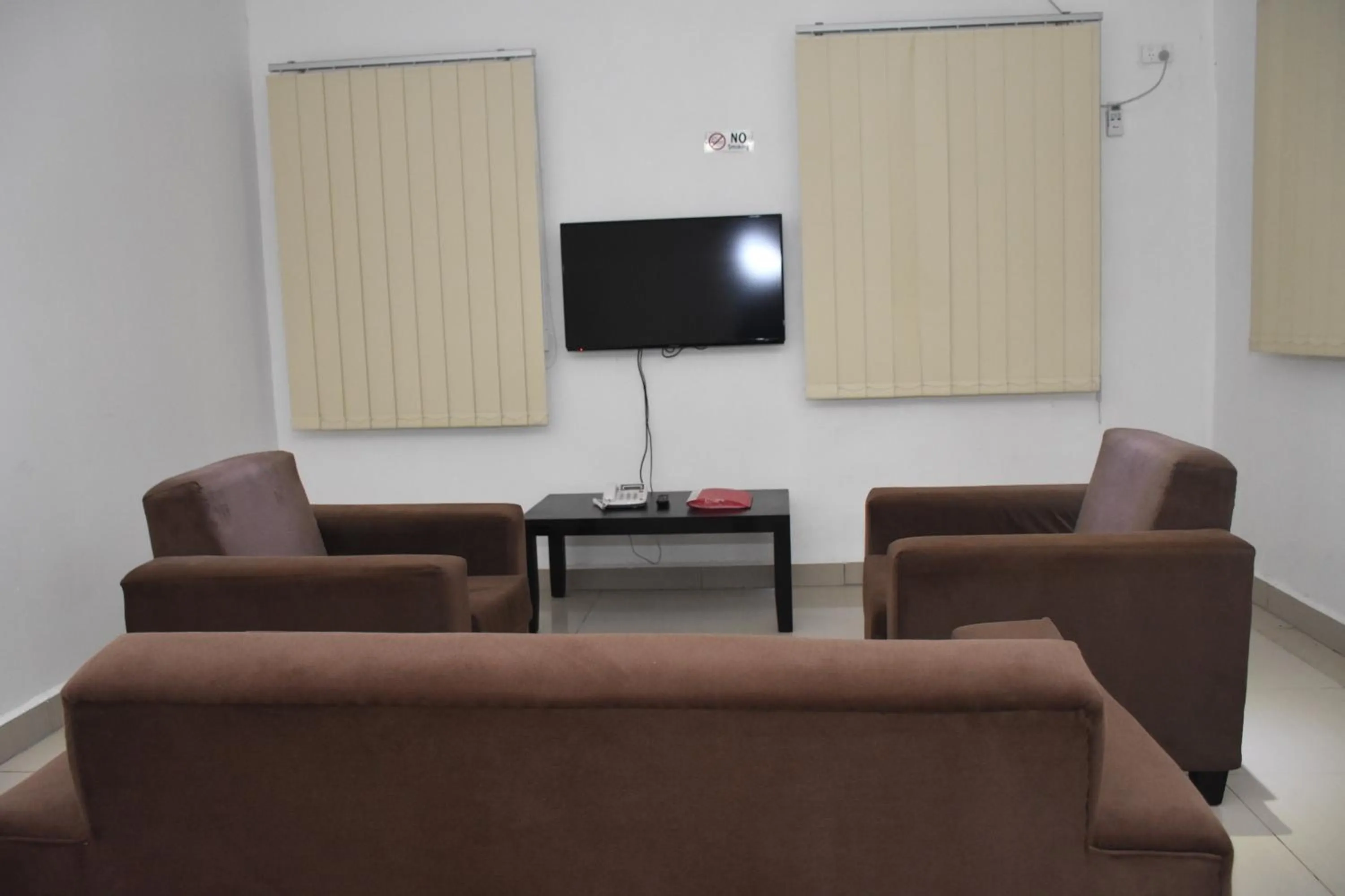 Communal lounge/ TV room in Best View Apartments