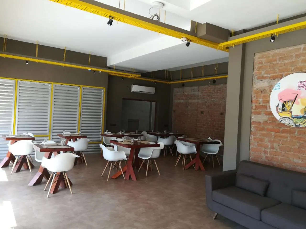 Restaurant/places to eat in Hotel Beebiz Guindy