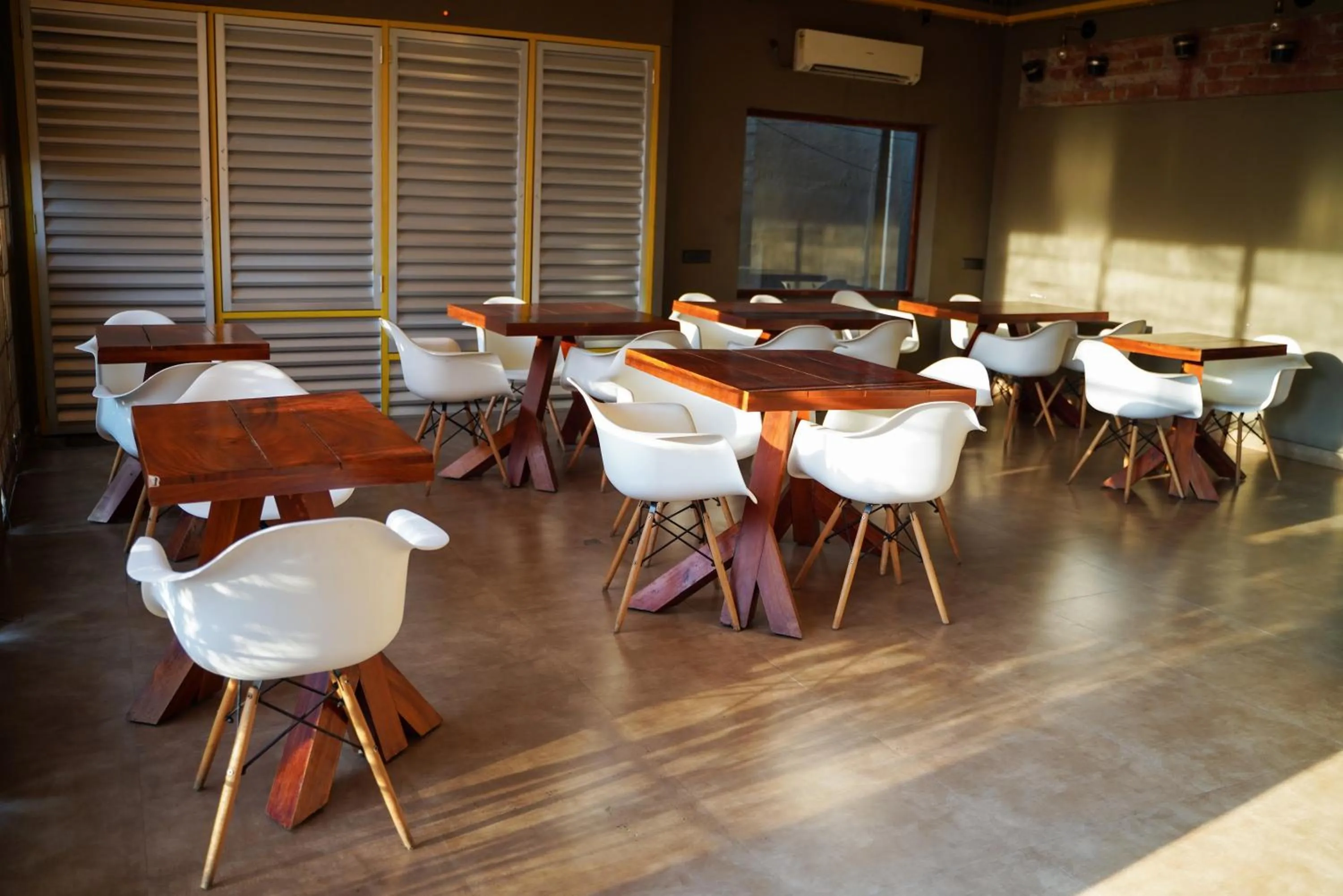 Restaurant/places to eat in Hotel Beebiz Guindy