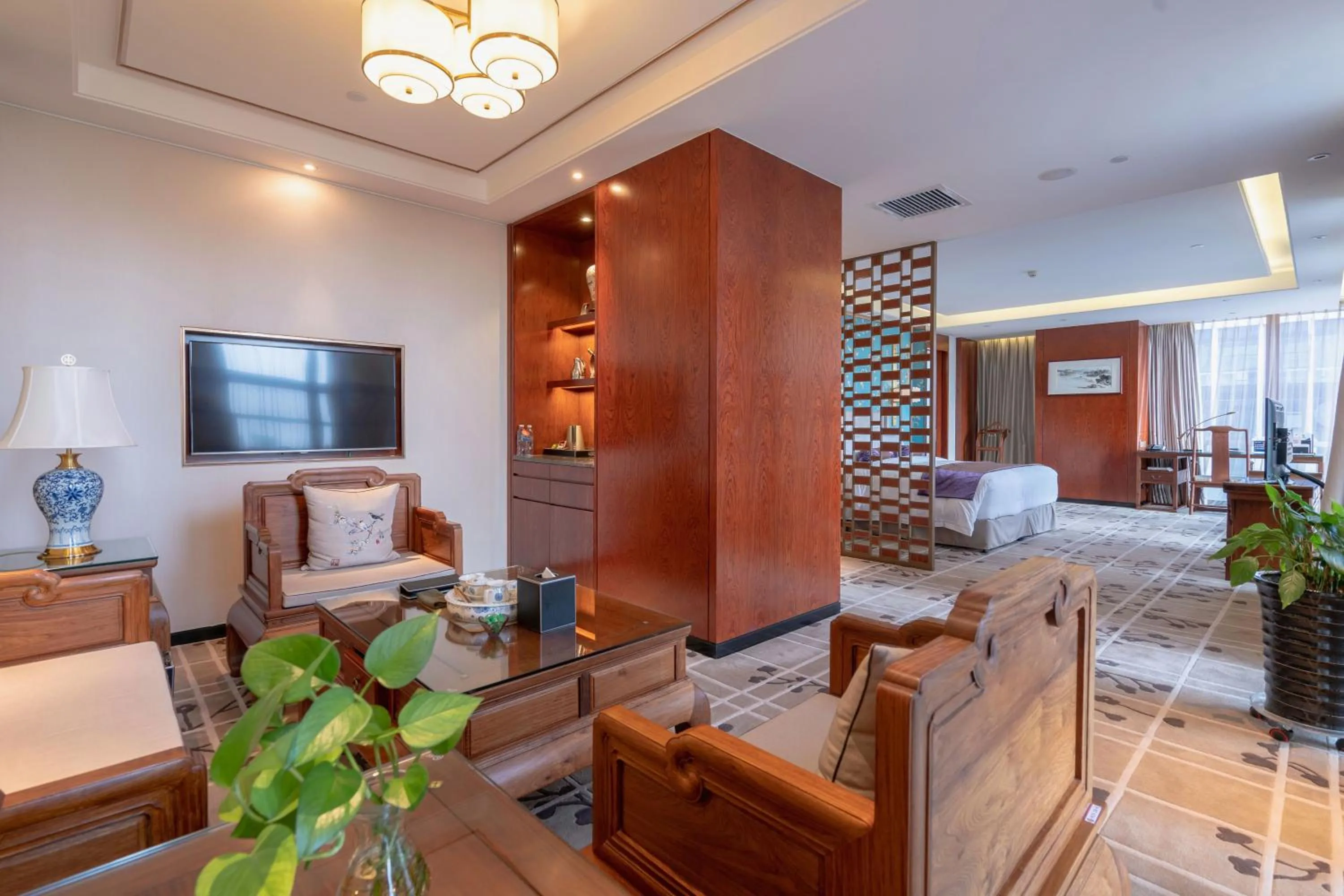 Living room, Bed in Ordos Yonggui Hotel