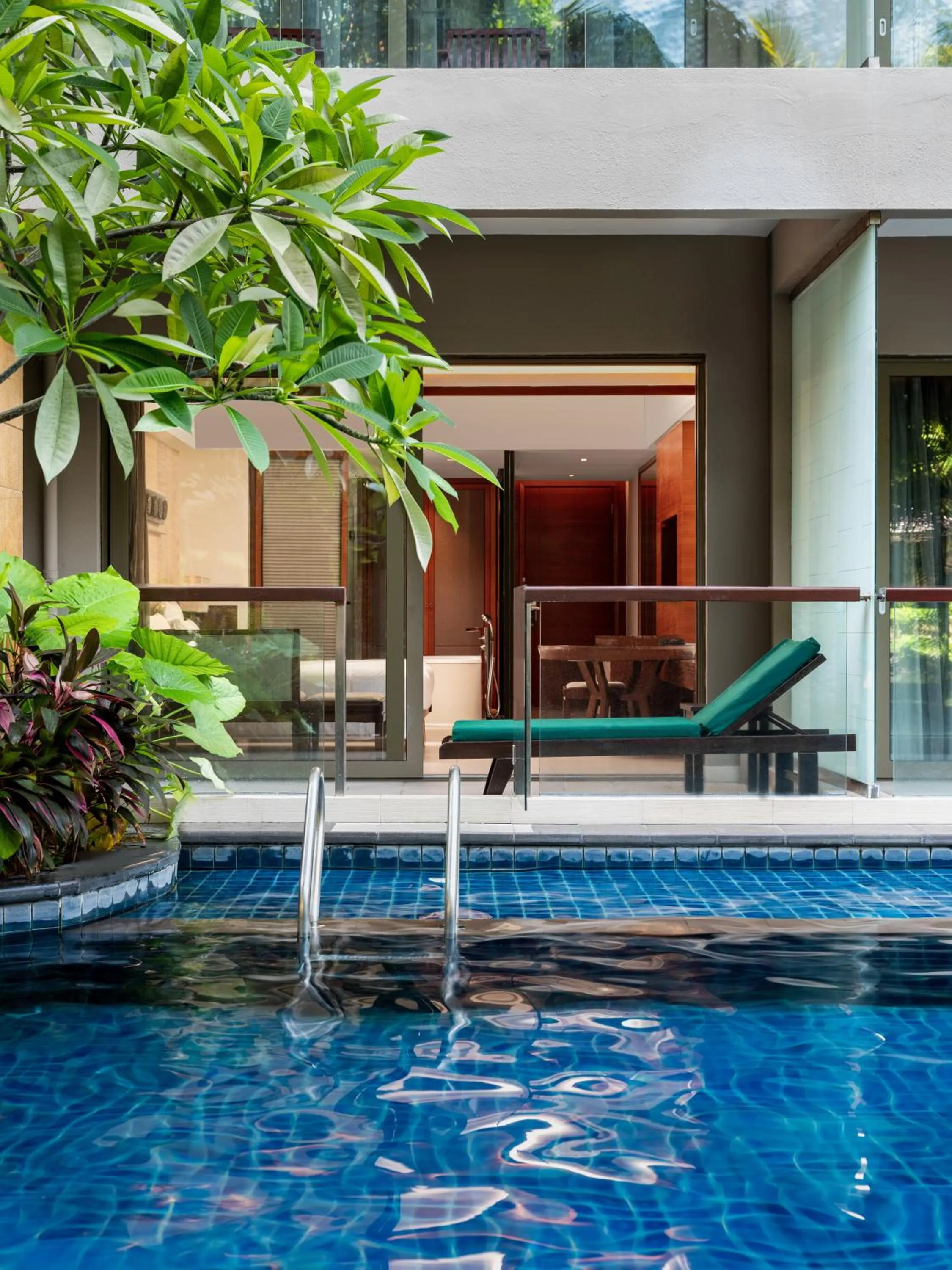 Swimming pool in Pullman Oceanview Sanya Bay Resort & Spa