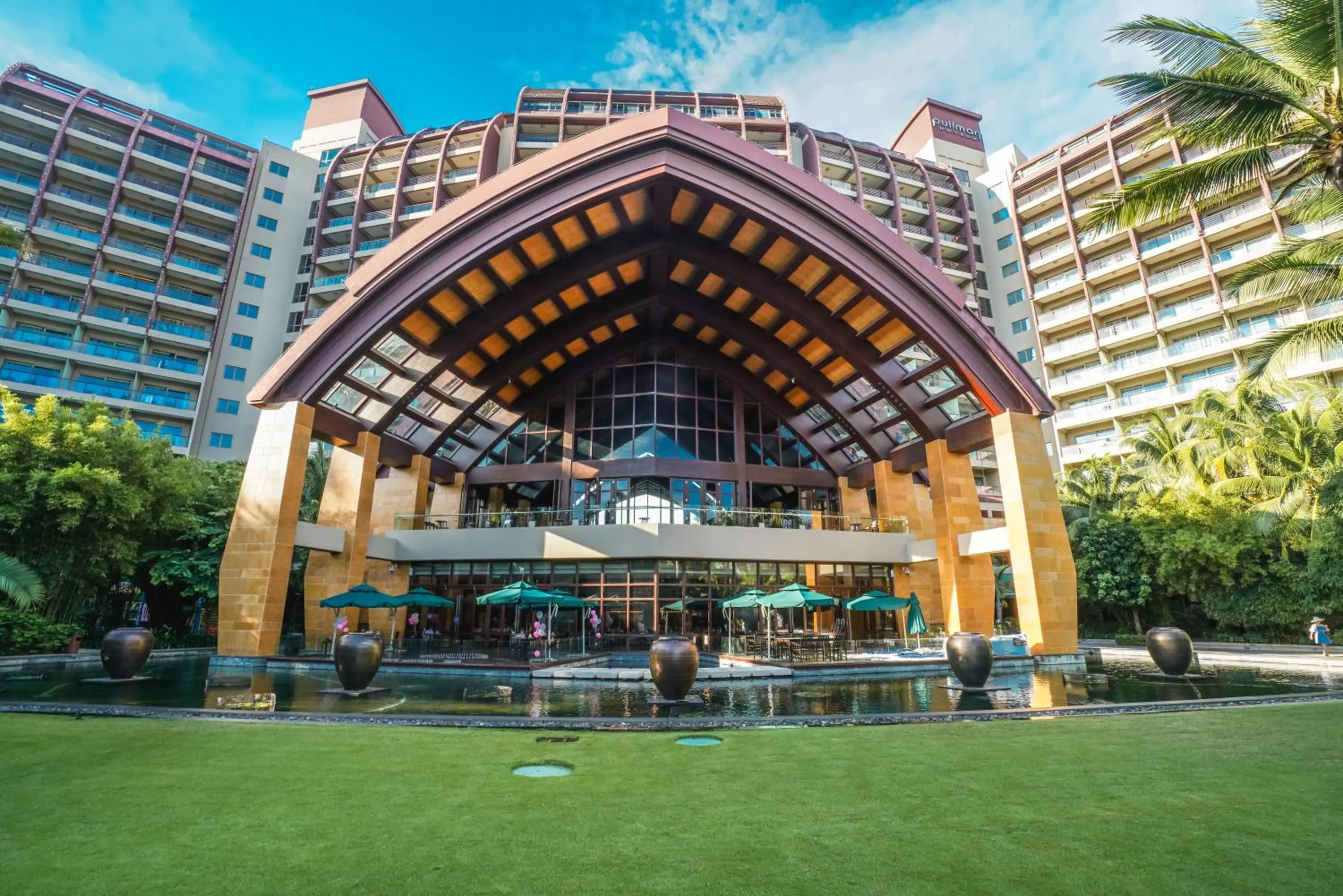 Property building in Pullman Oceanview Sanya Bay Resort & Spa