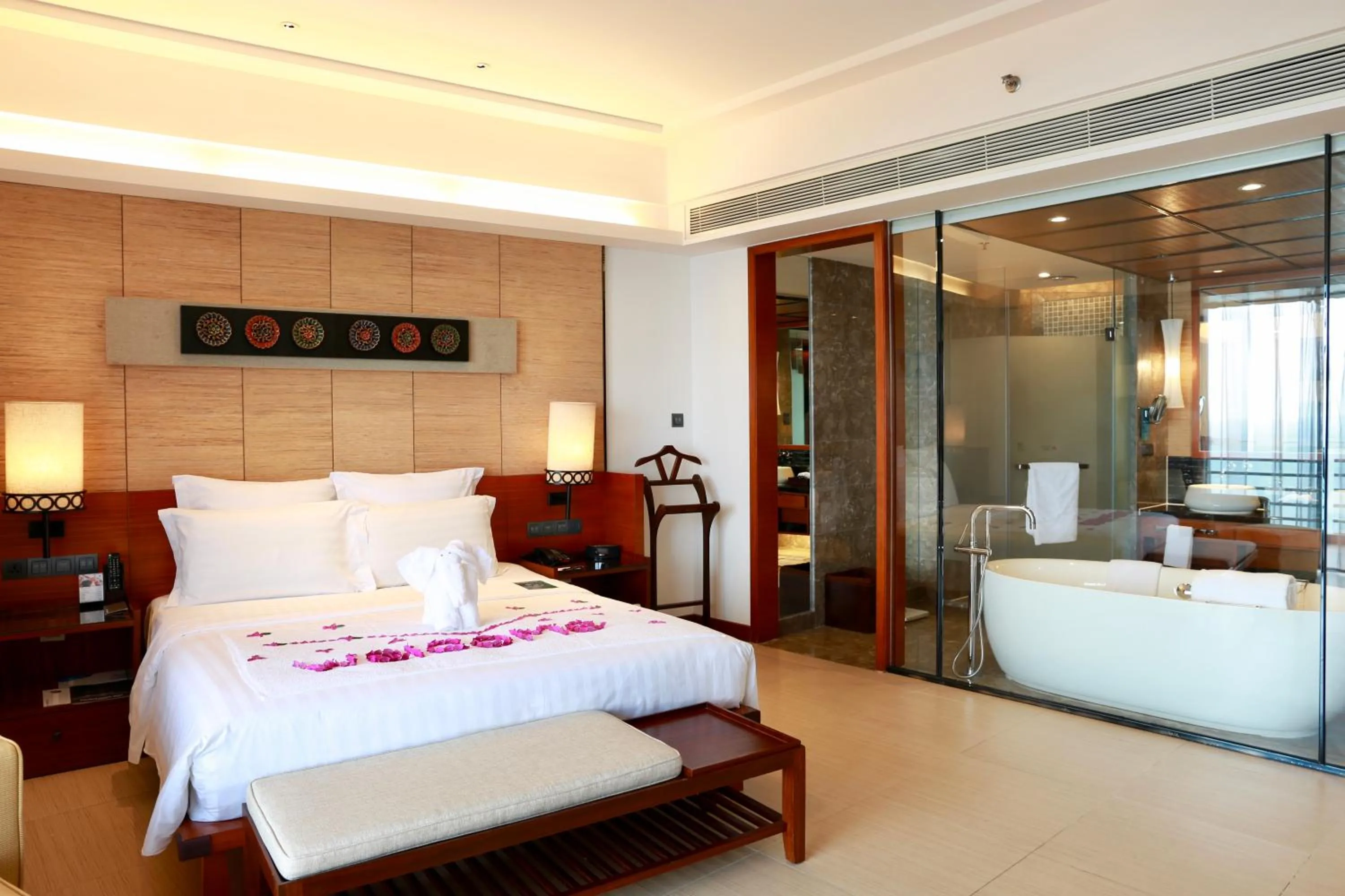 Property building, Bed in Pullman Oceanview Sanya Bay Resort & Spa