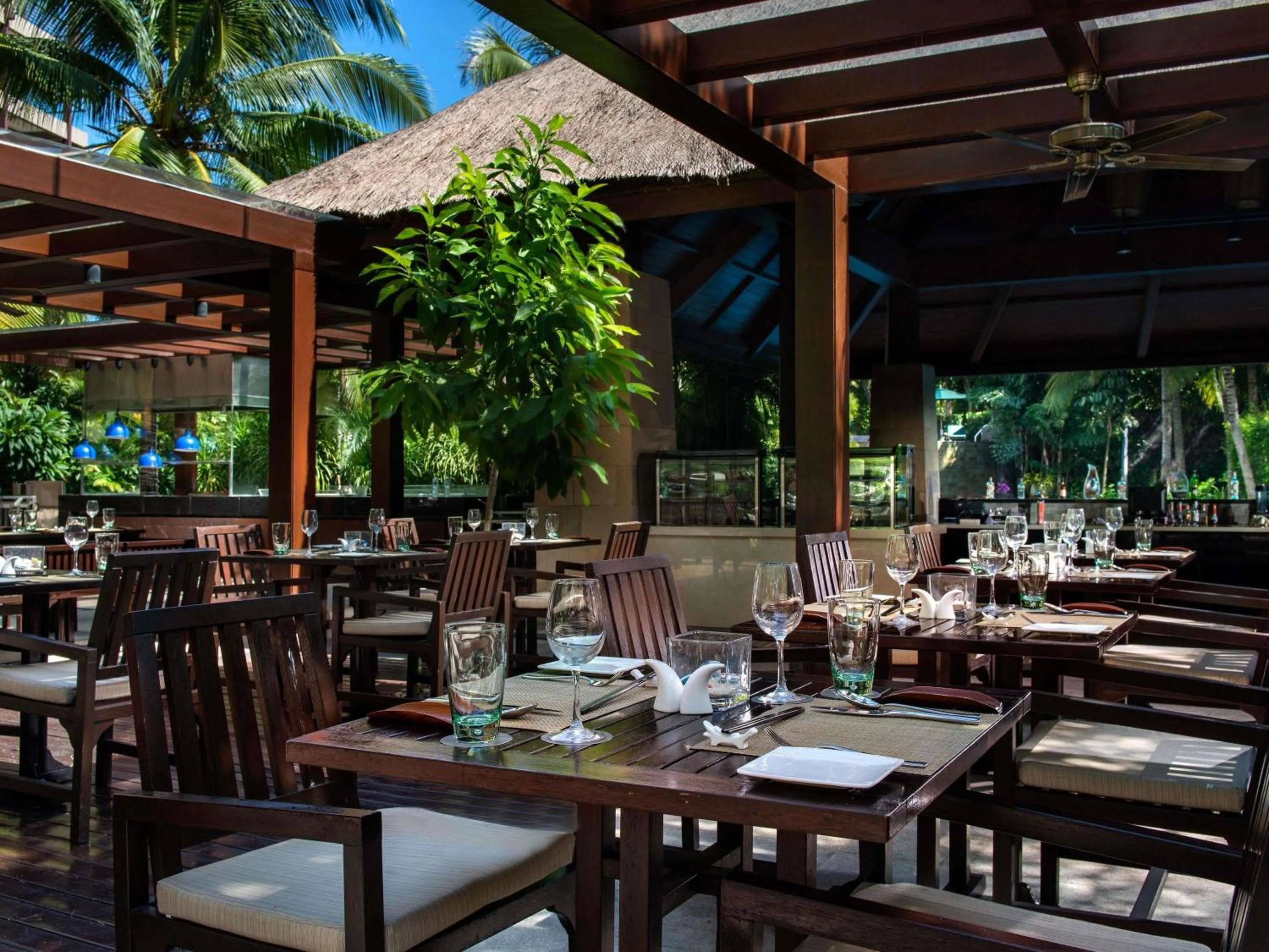 Lounge or bar in Pullman Oceanview Sanya Bay Resort & Spa