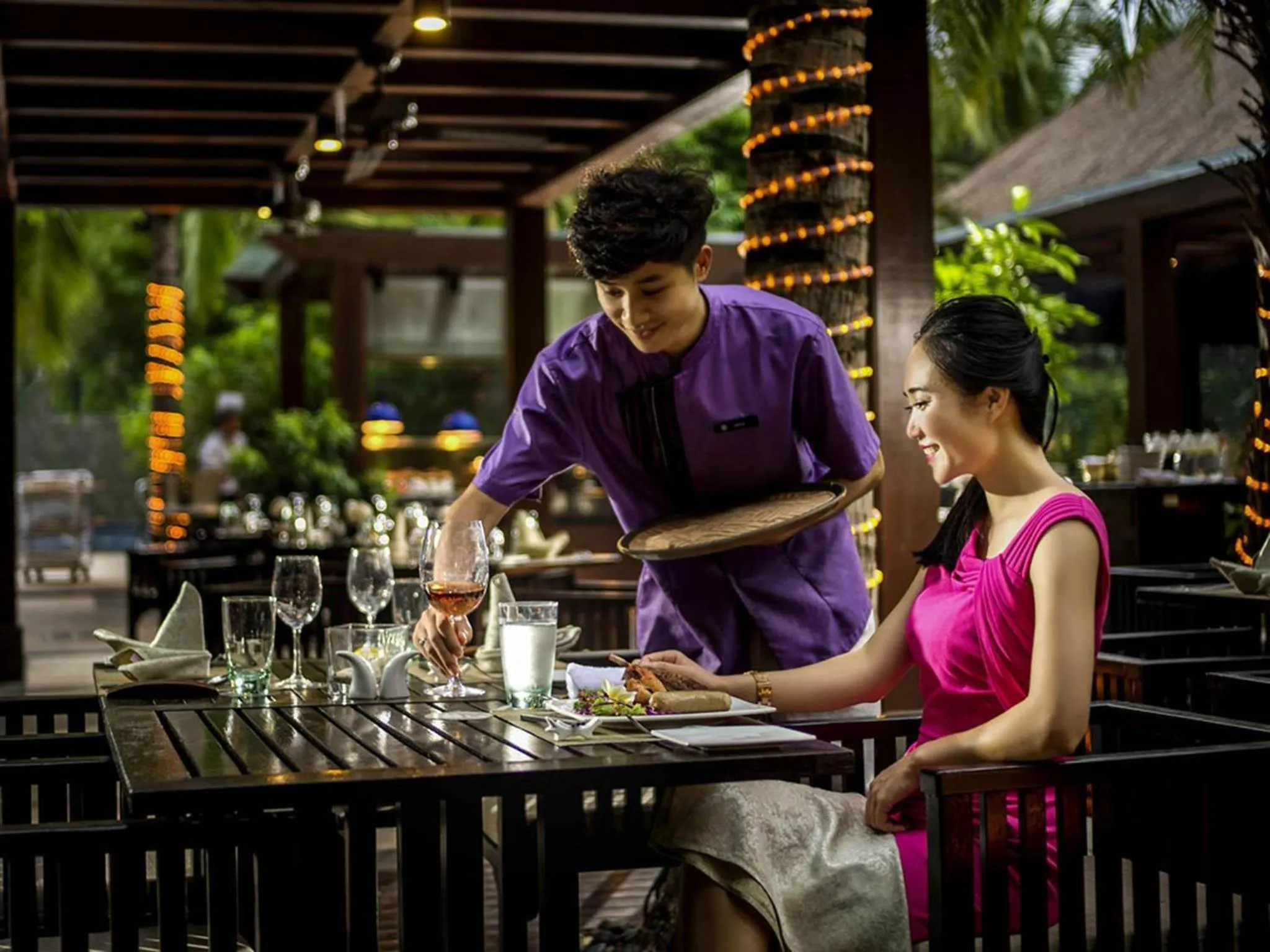 Lounge or bar in Pullman Oceanview Sanya Bay Resort & Spa