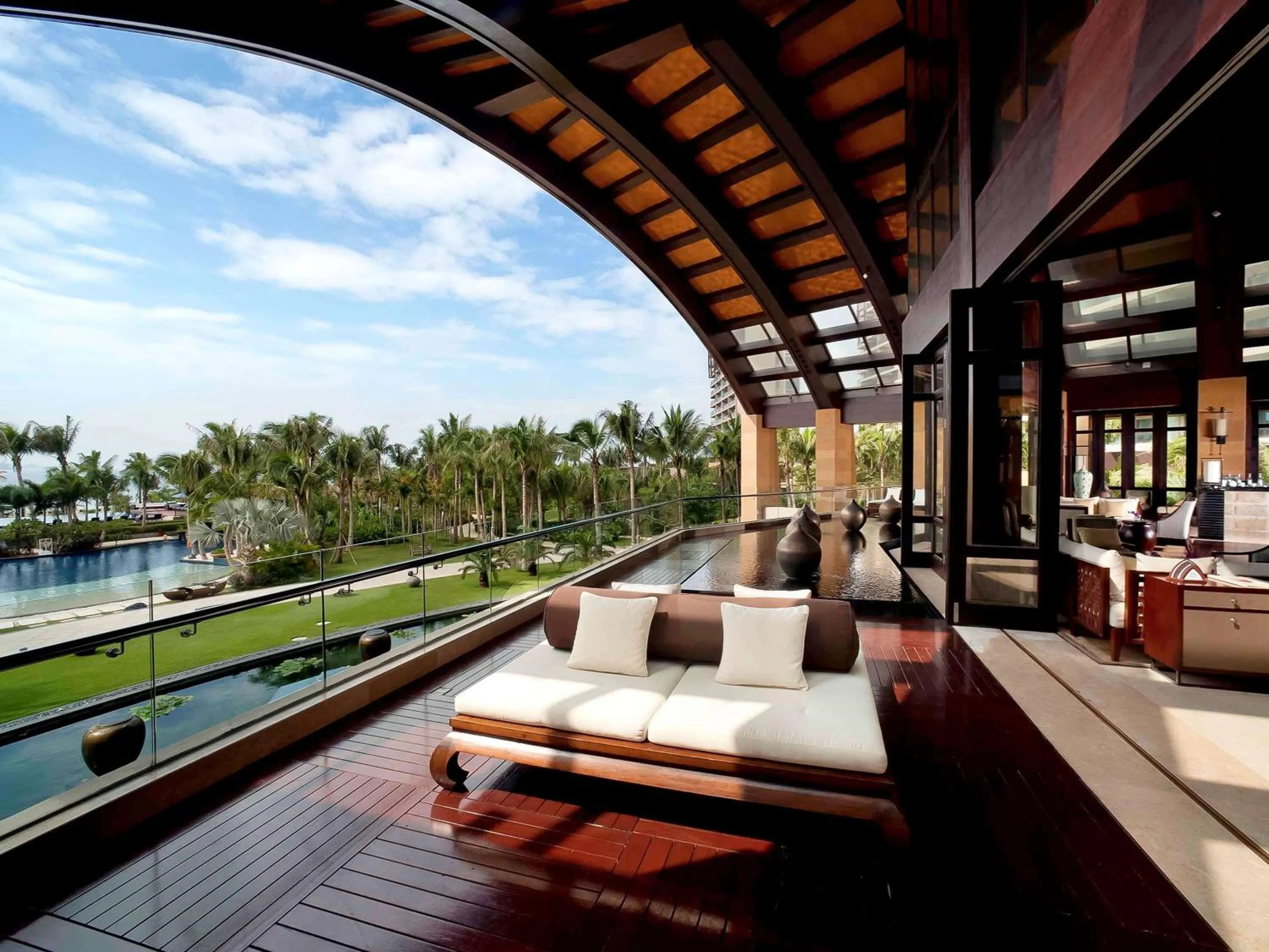 Lounge or bar in Pullman Oceanview Sanya Bay Resort & Spa