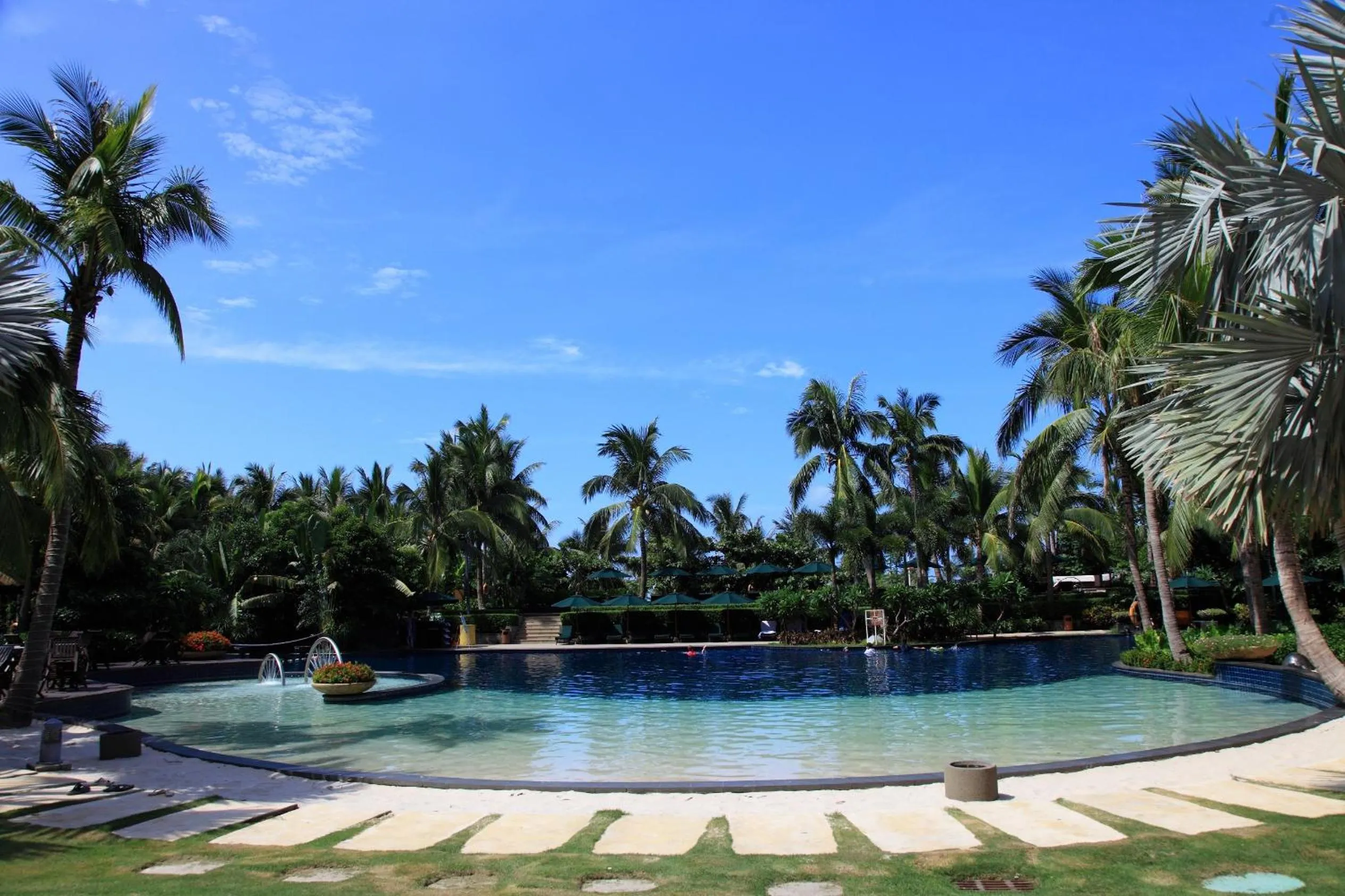 Swimming pool in Pullman Oceanview Sanya Bay Resort & Spa