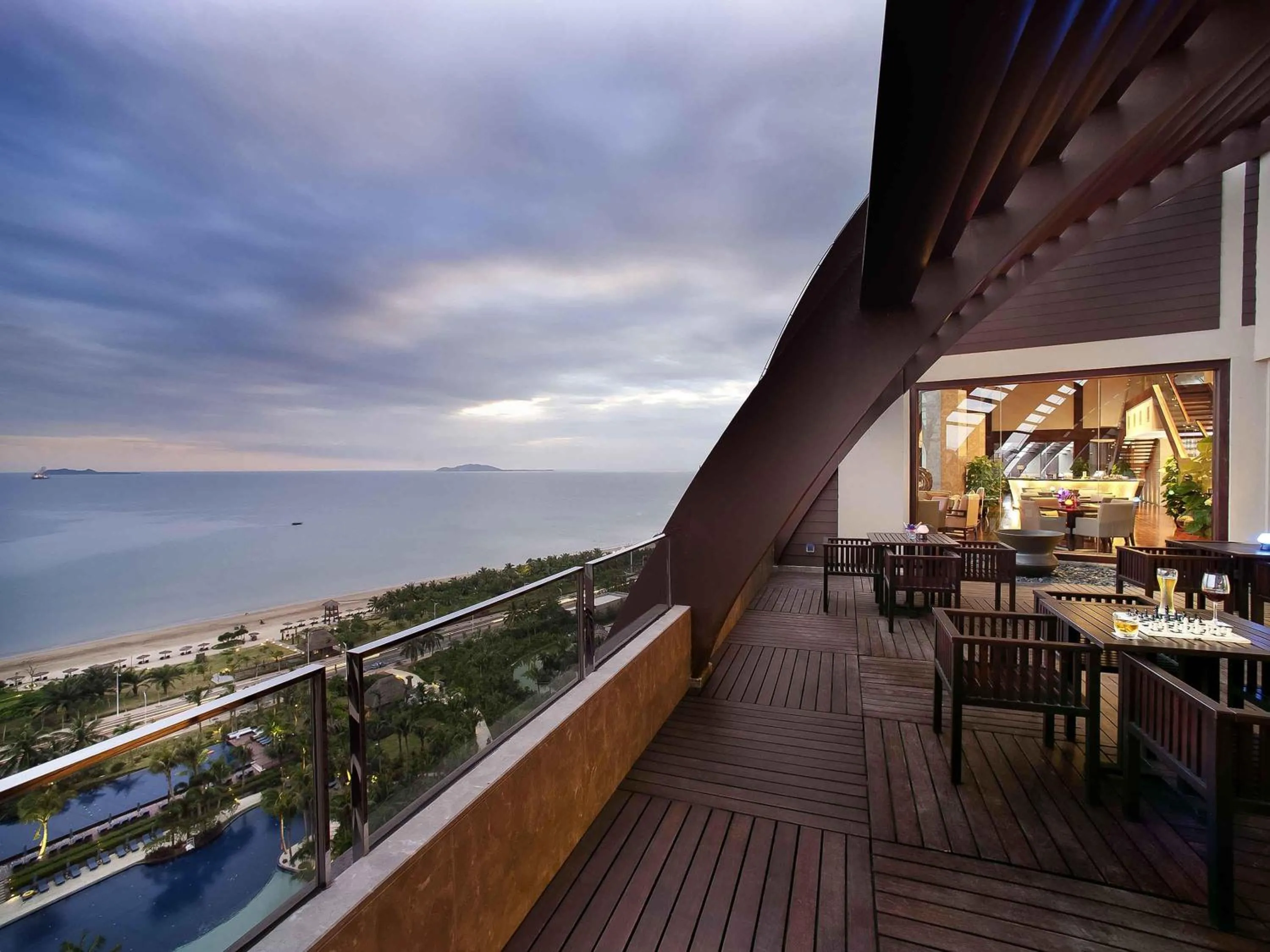 Lounge or bar in Pullman Oceanview Sanya Bay Resort & Spa