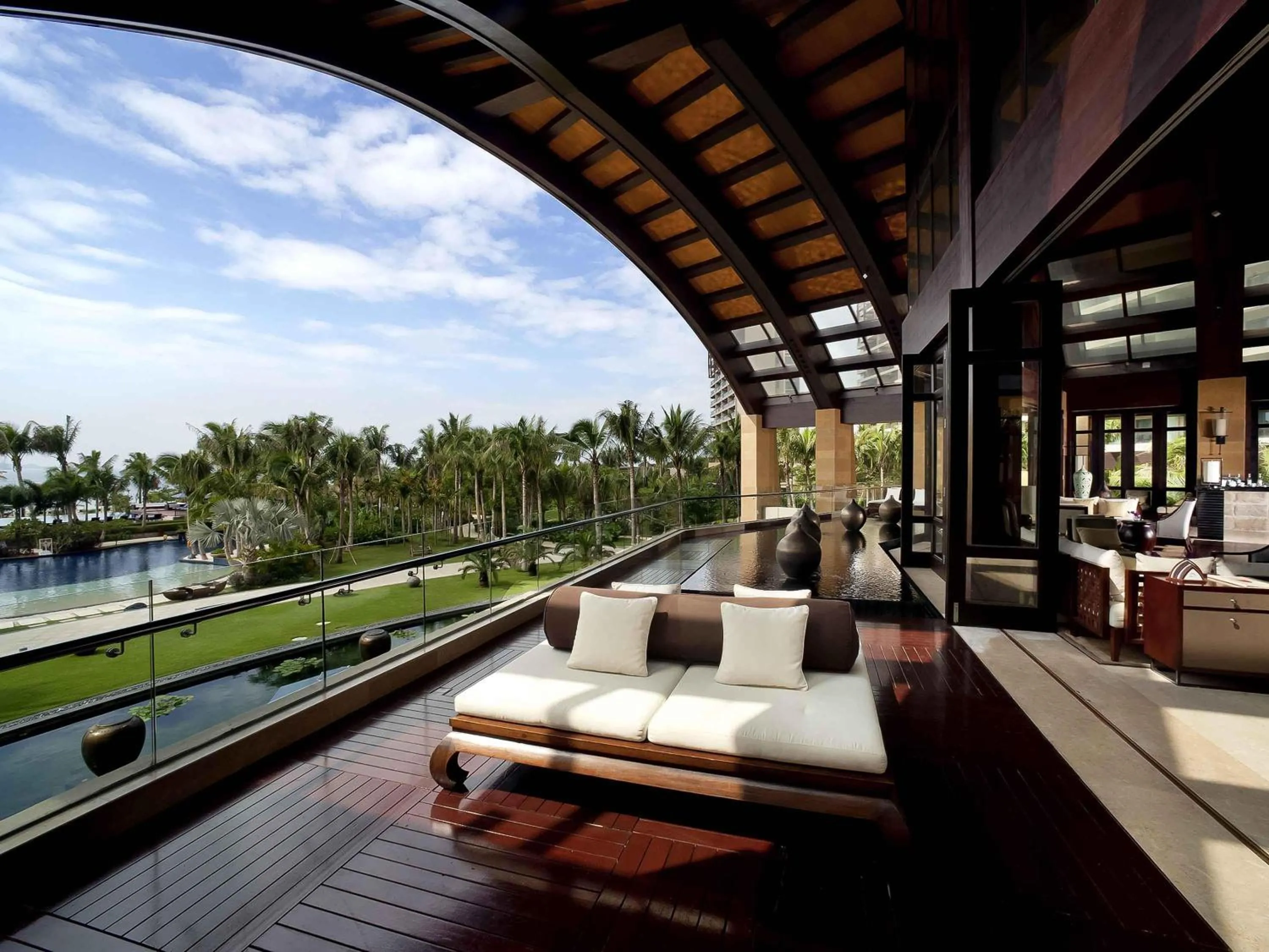 Lounge or bar in Pullman Oceanview Sanya Bay Resort & Spa