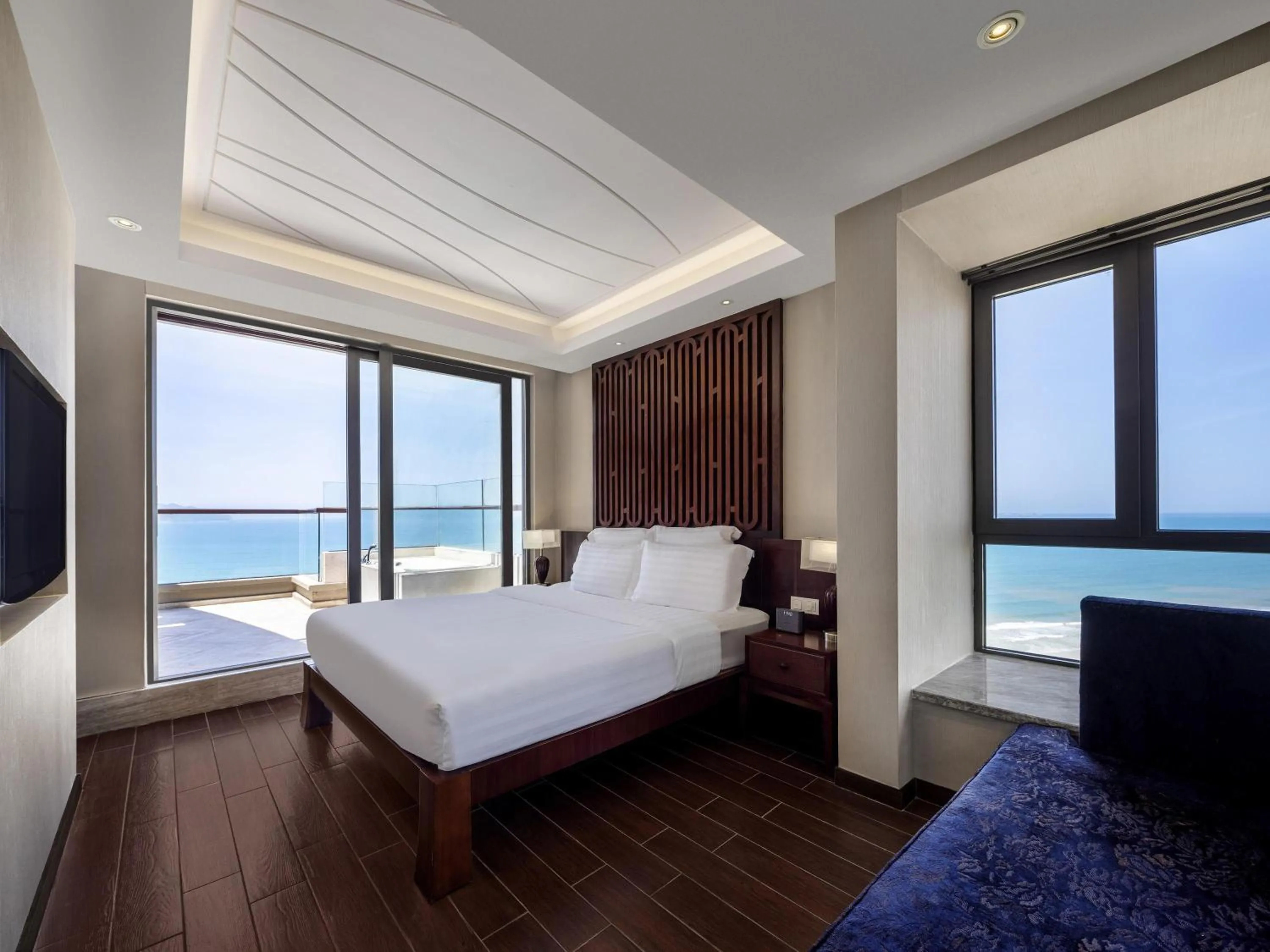Bedroom, Bed in Pullman Oceanview Sanya Bay Resort & Spa