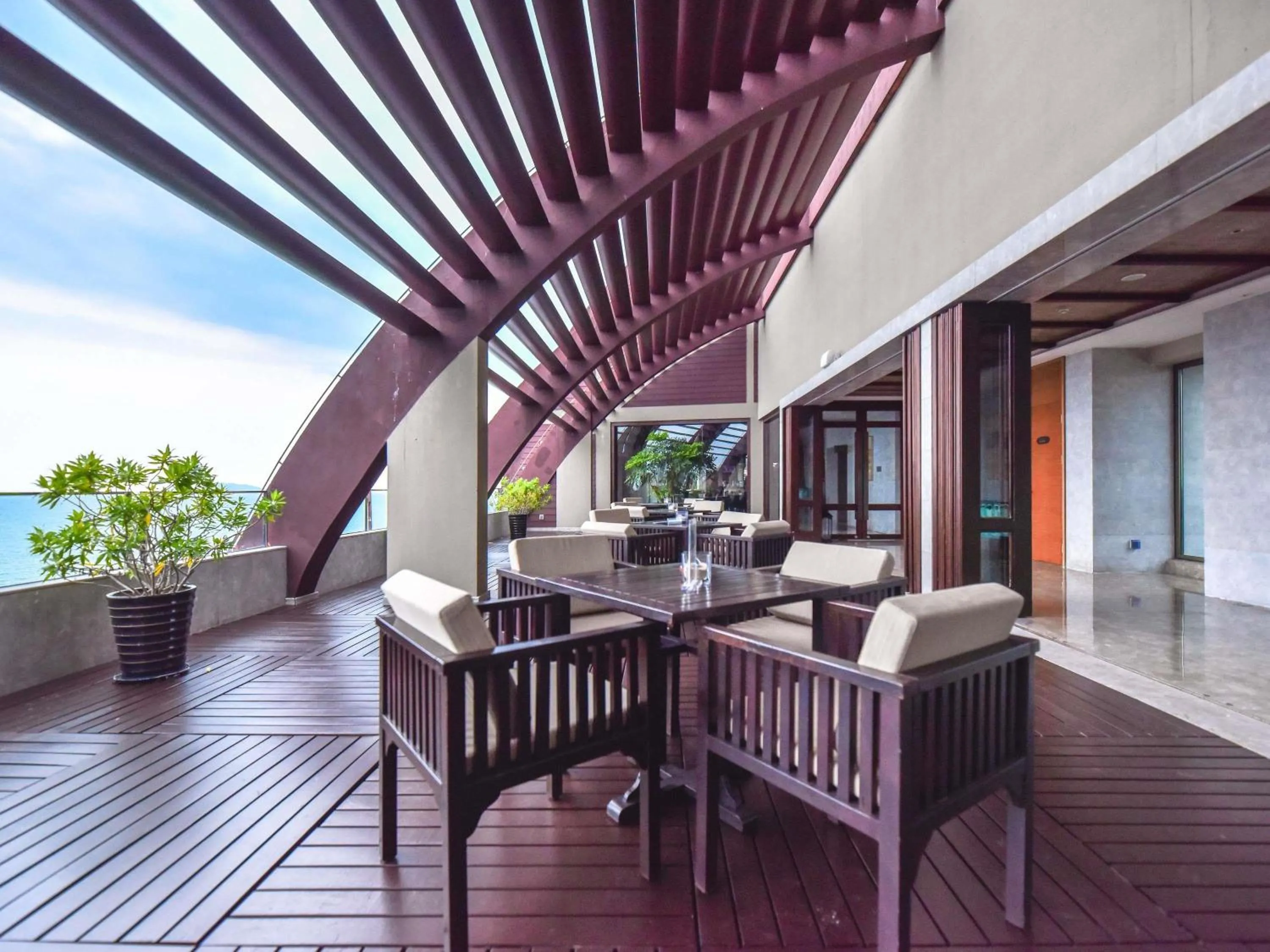 Lounge or bar in Pullman Oceanview Sanya Bay Resort & Spa