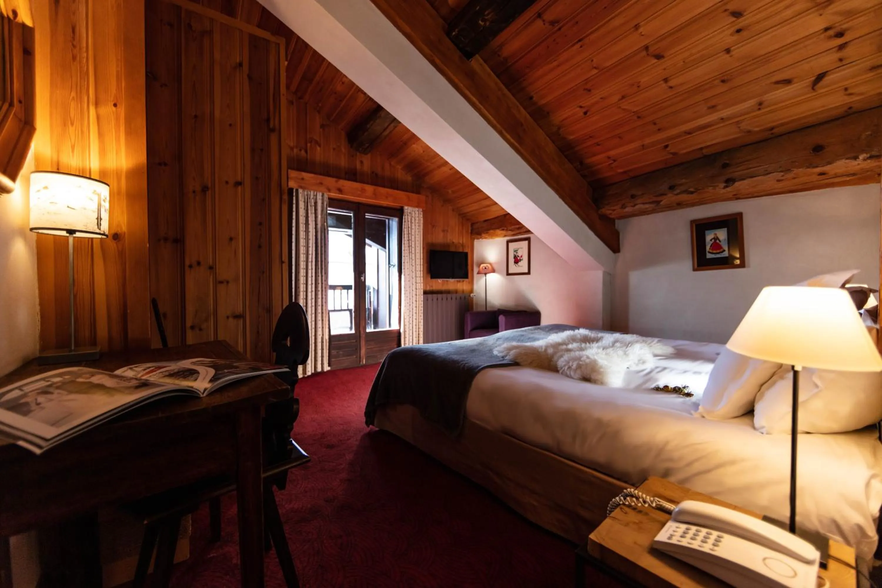 Photo of the whole room, Bed in La Savoyarde