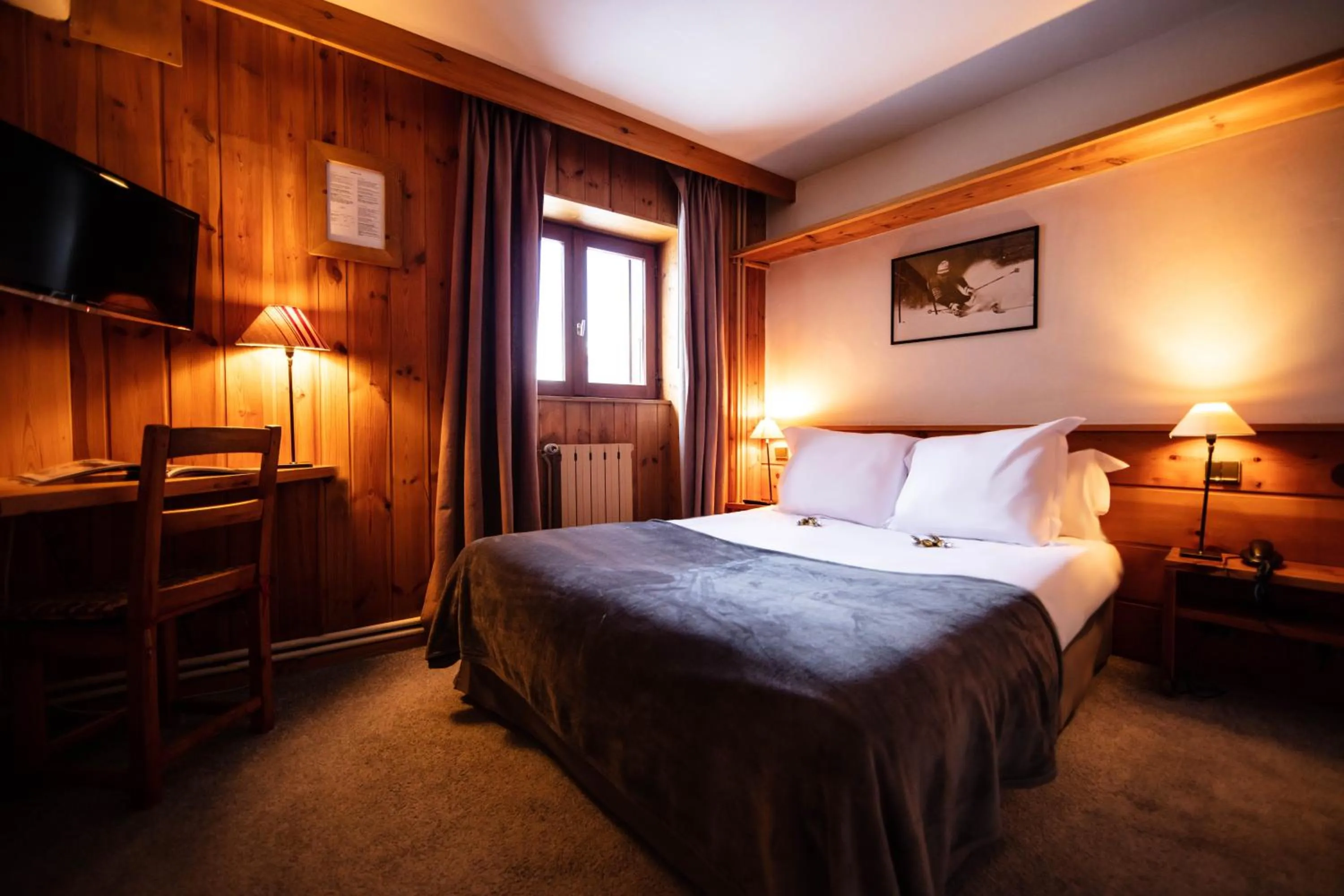 Photo of the whole room, Bed in La Savoyarde