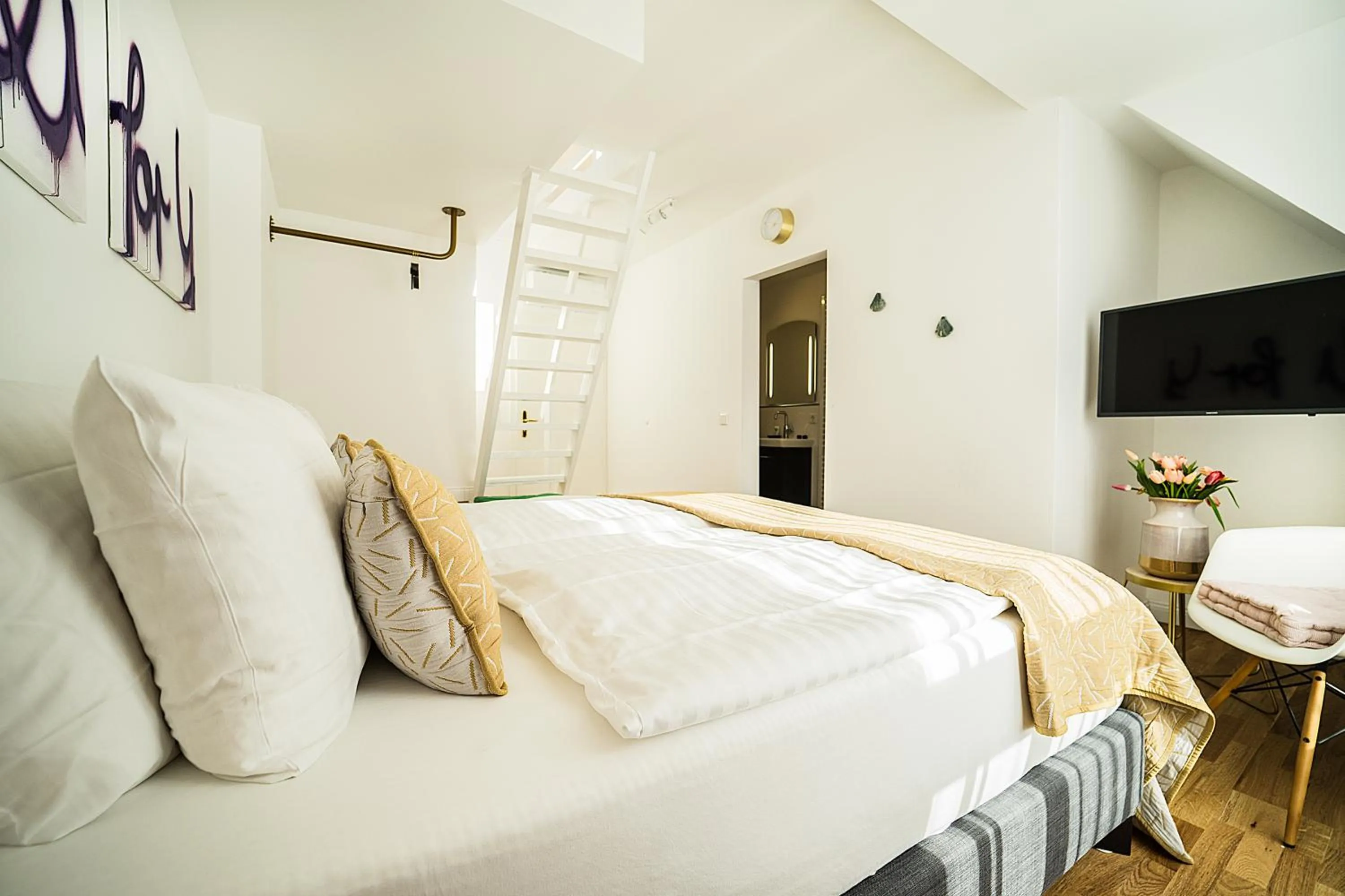 Bedroom, Bed in Victoria Hotel