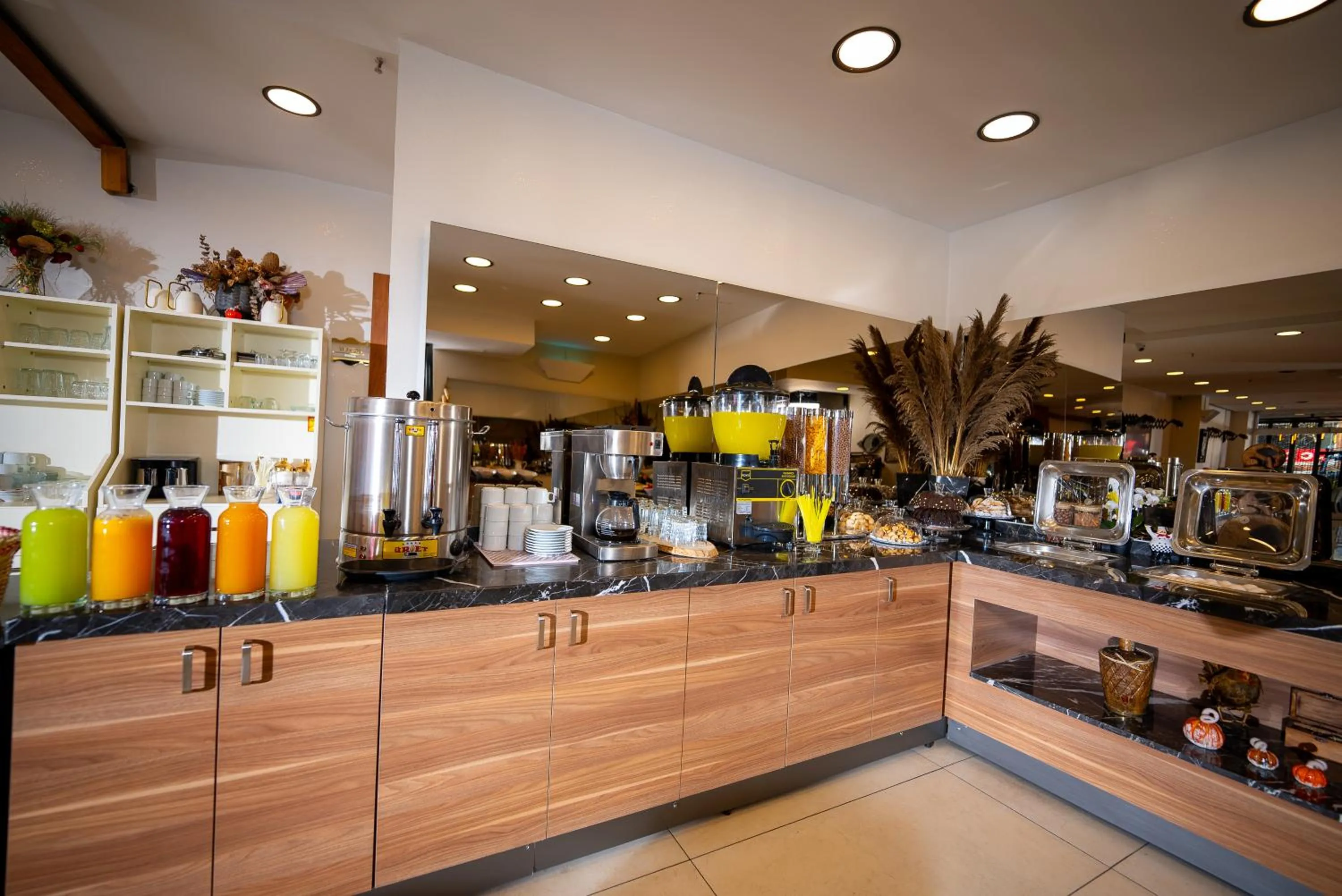 Coffee/tea facilities in Mari Suites Hotel