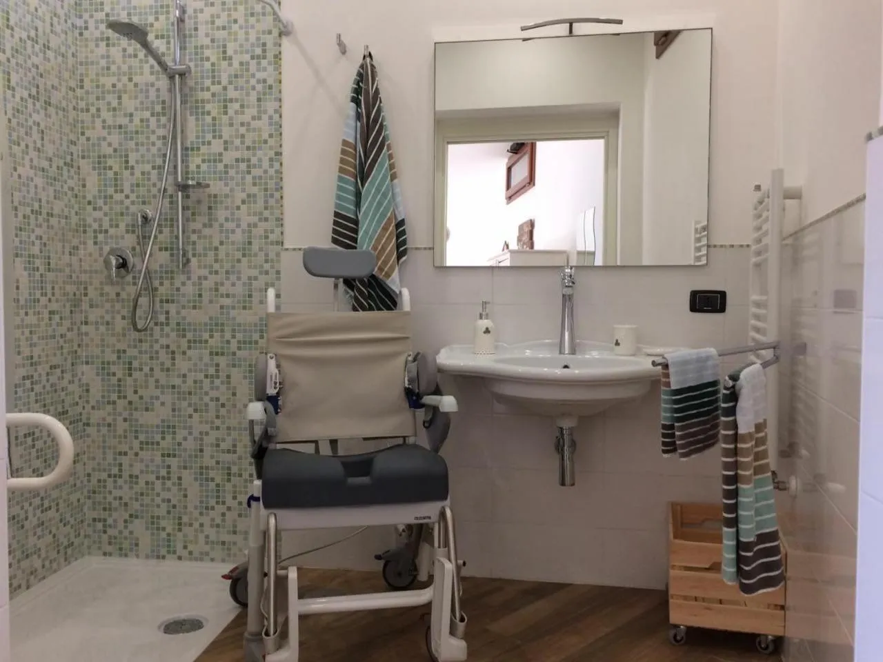 Bathroom in fiori e massi