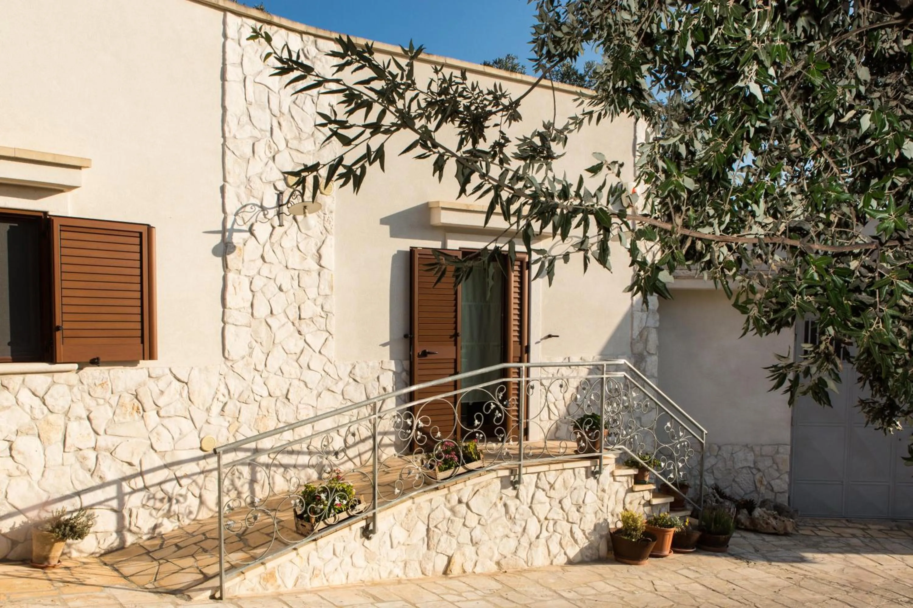 Facade/entrance in fiori e massi