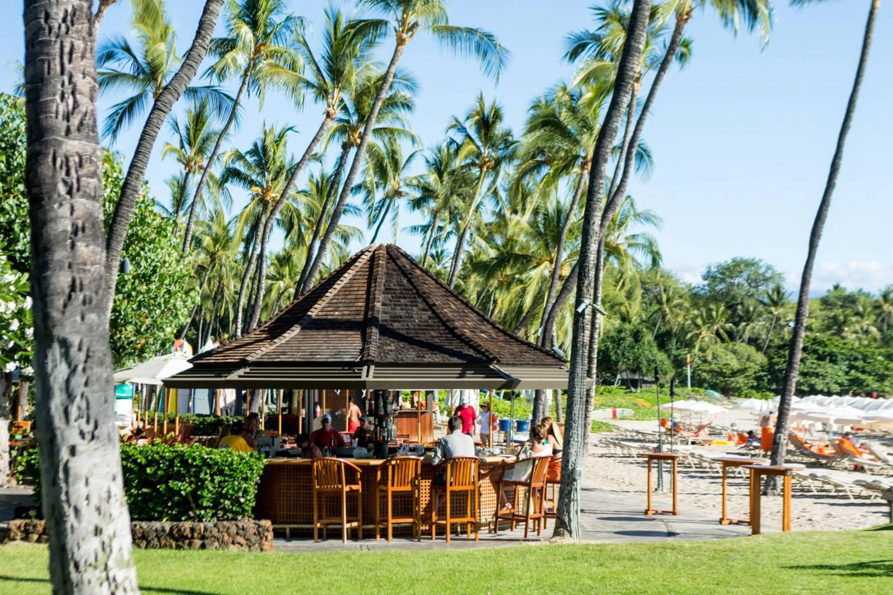 Lounge or bar in Mauna Kea Beach Hotel, Autograph Collection