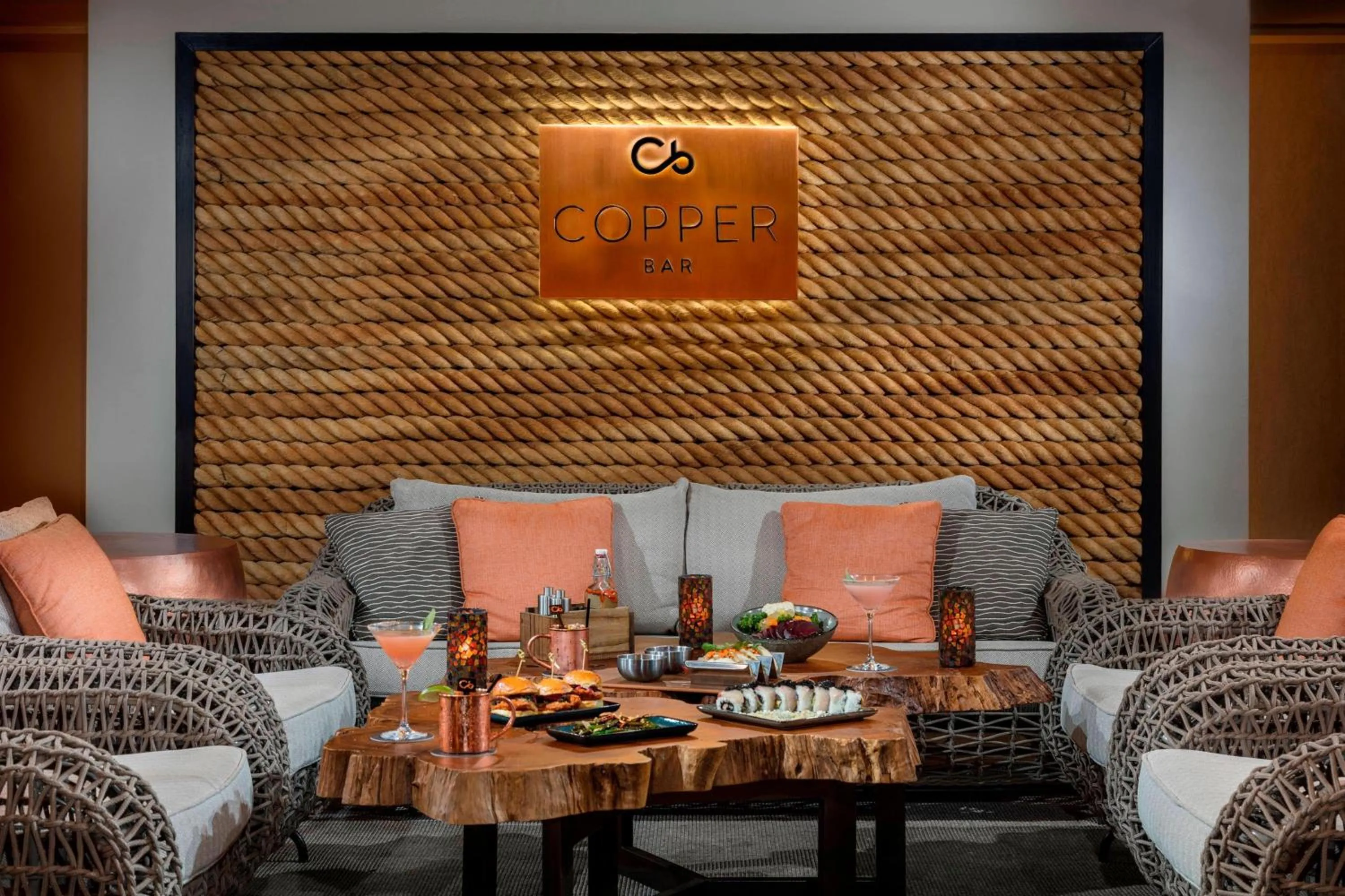 Lounge or bar in Mauna Kea Beach Hotel, Autograph Collection