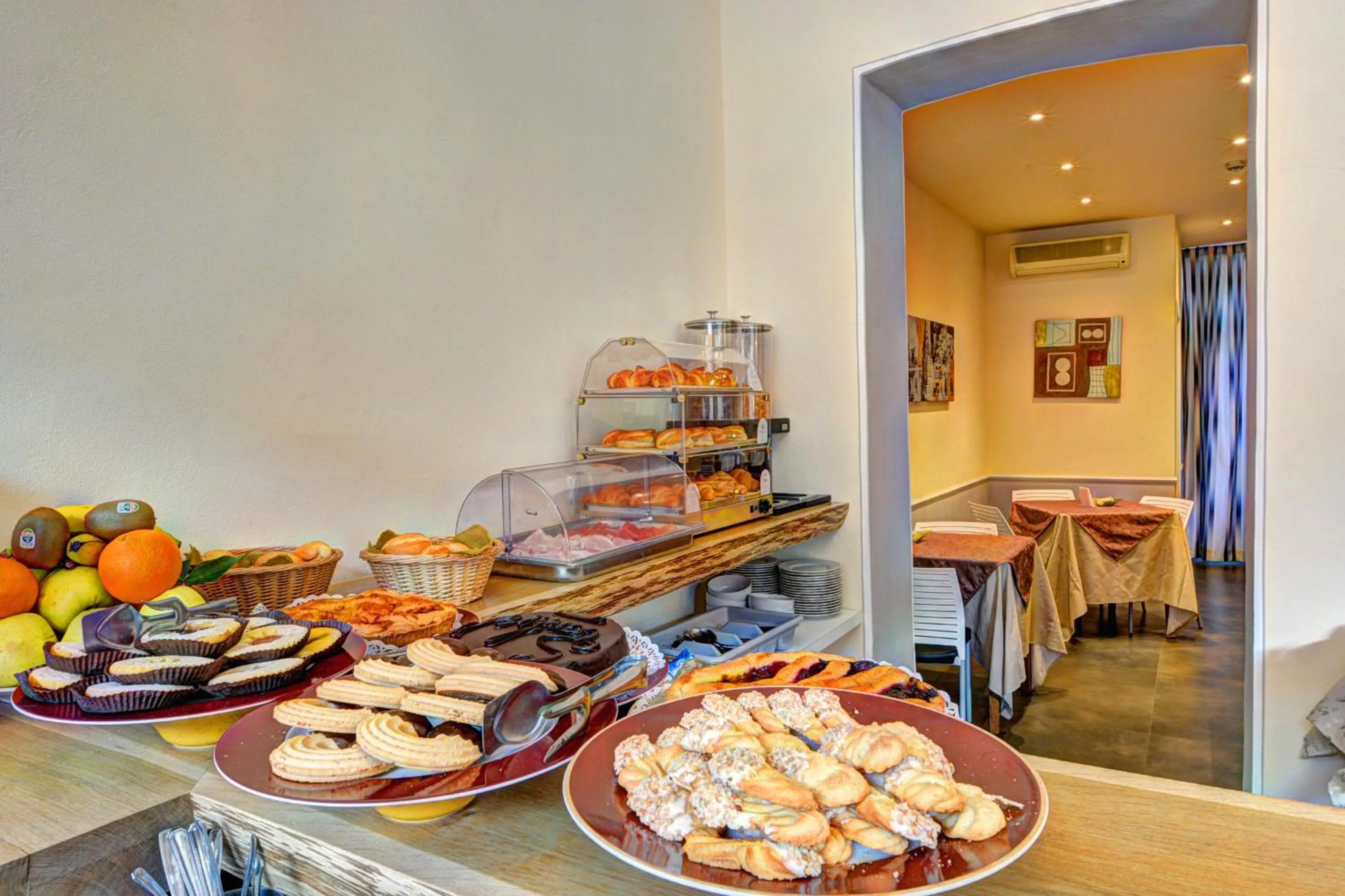 Buffet breakfast in Hotel Universo