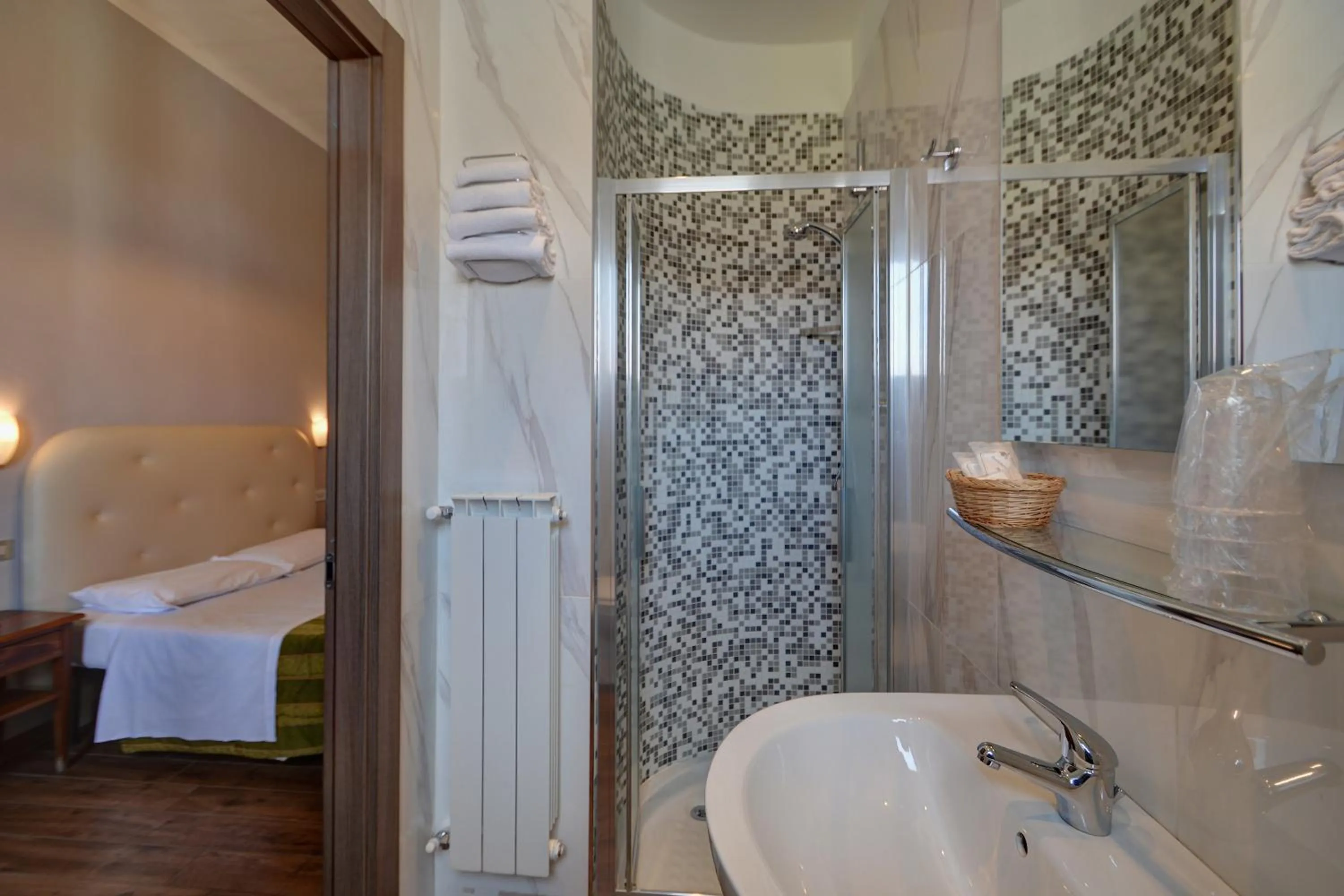 Shower, Bed in Hotel Universo