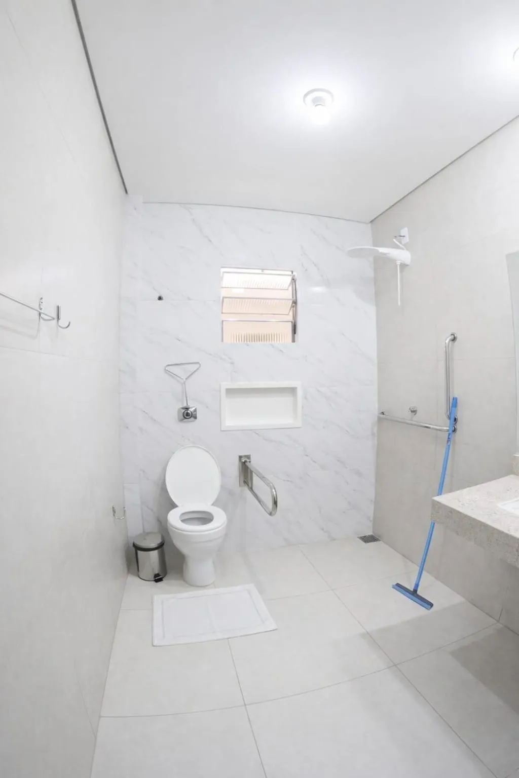 Shower in Hotel Refugio