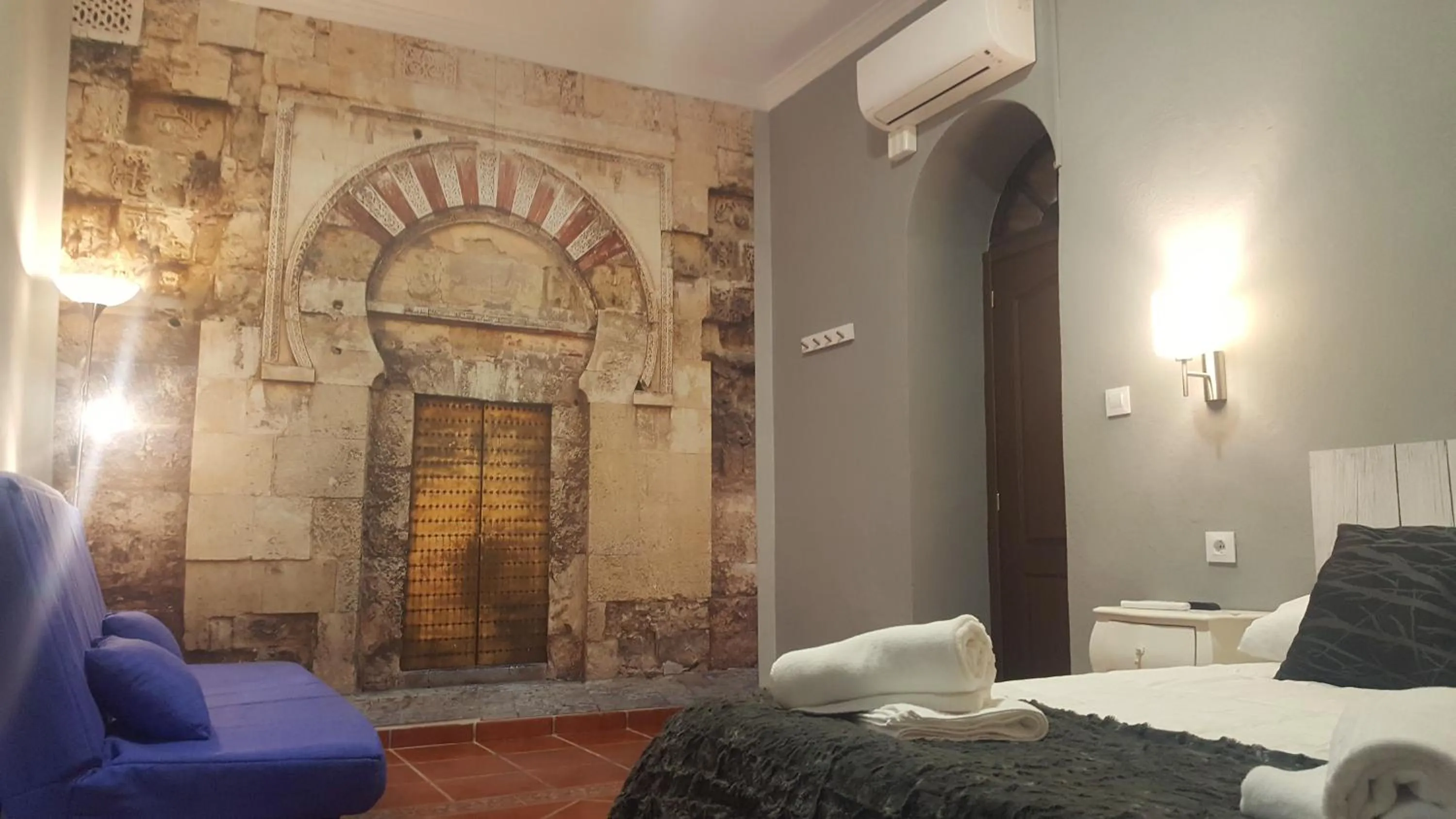 Photo of the whole room in Patio de la Plateria