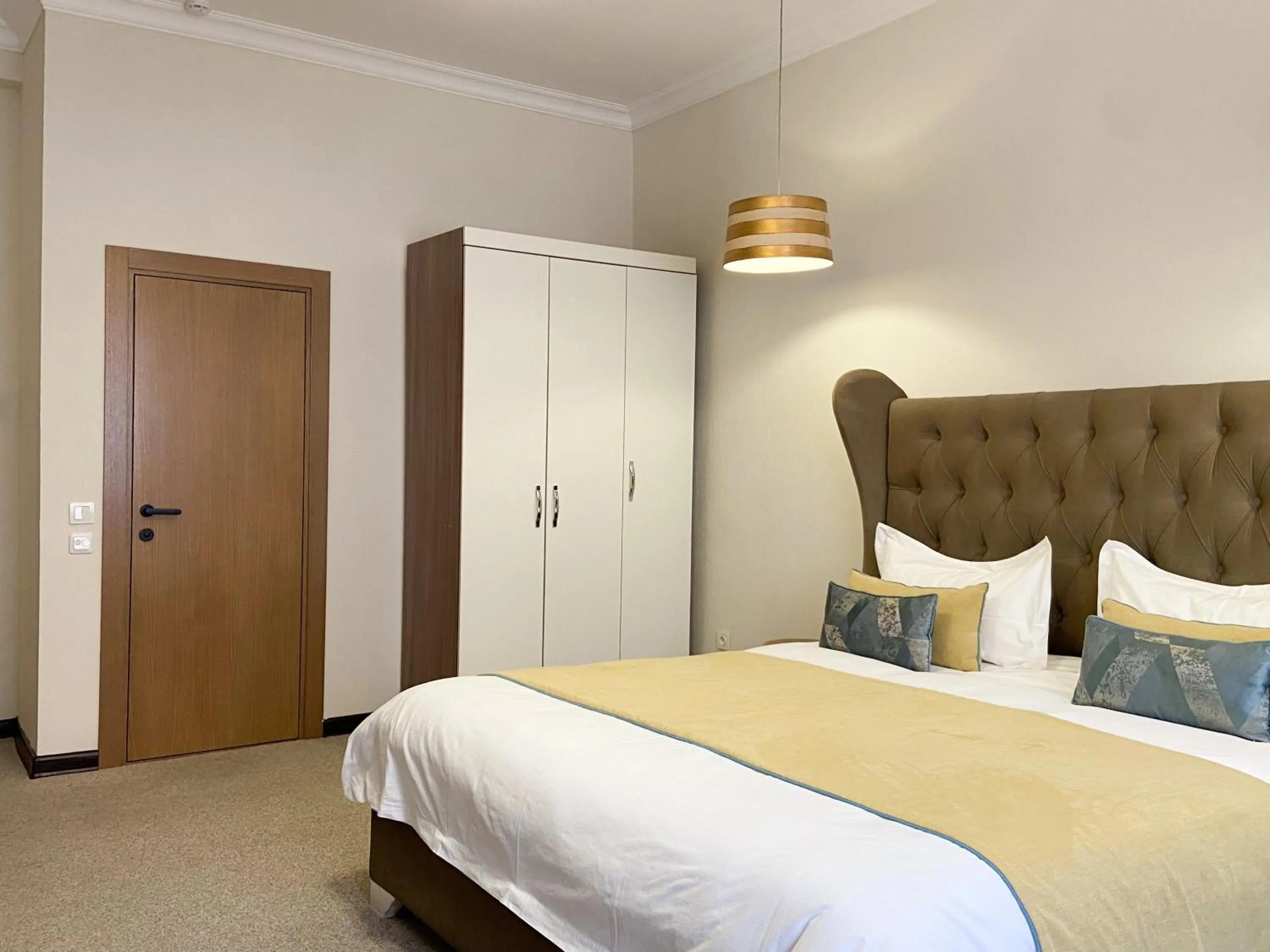 wardrobe, Bed in Keremet Hotel