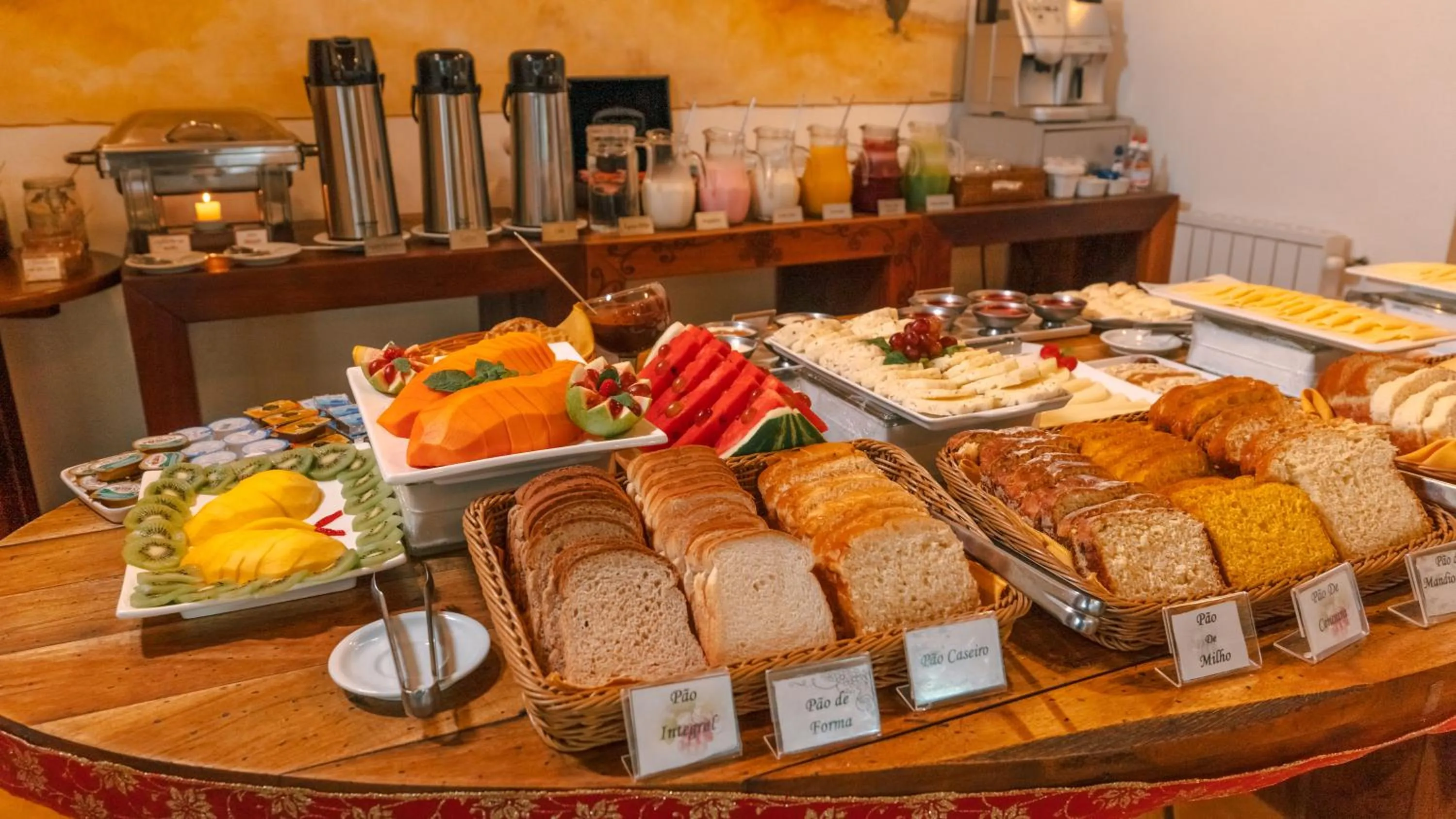 Buffet breakfast in Pousada La Toscana Campos do Jordão