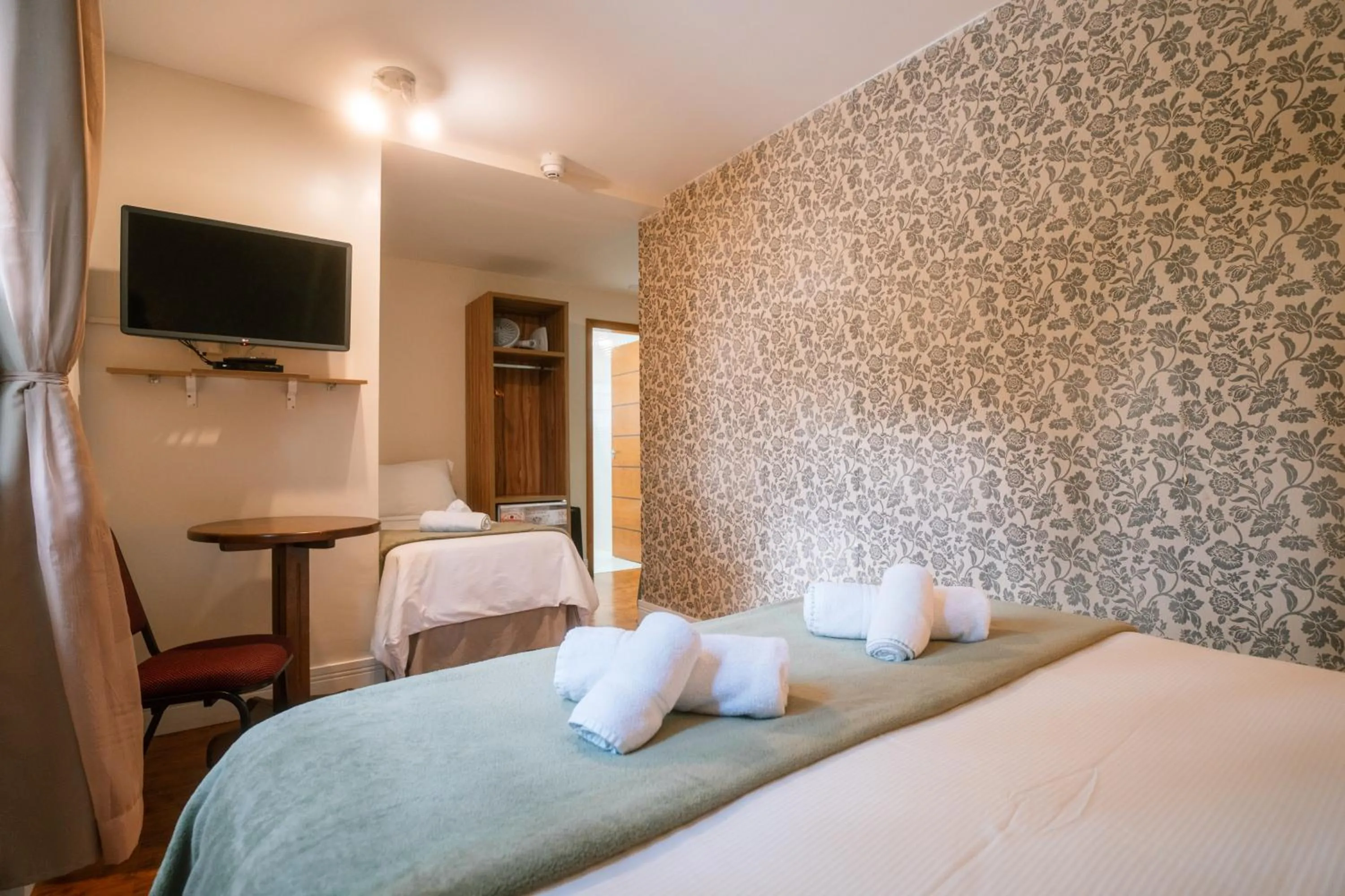 Photo of the whole room, Bed in Pousada La Toscana Campos do Jordão